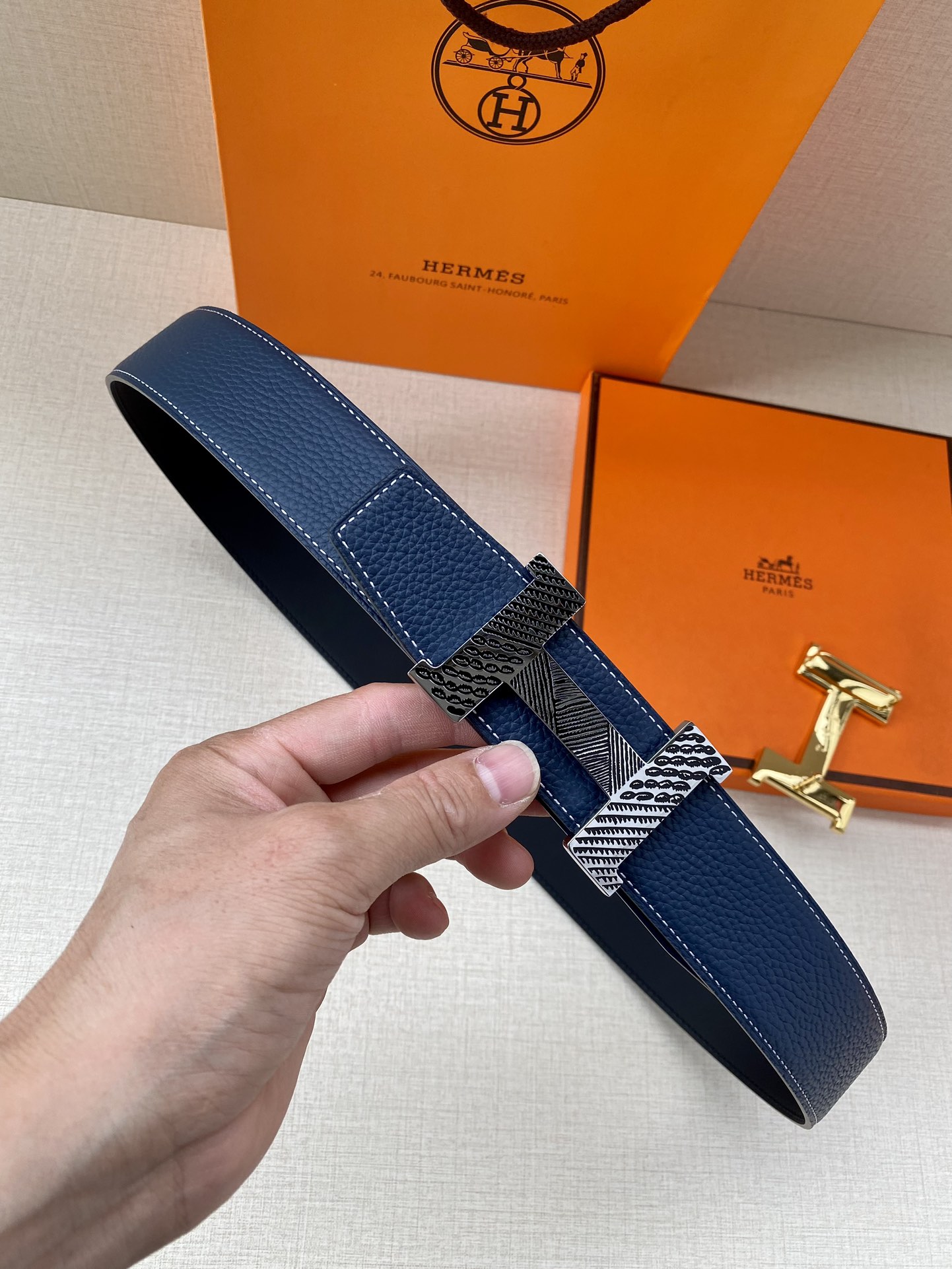 爱马仕Hermes官网同步采用Box