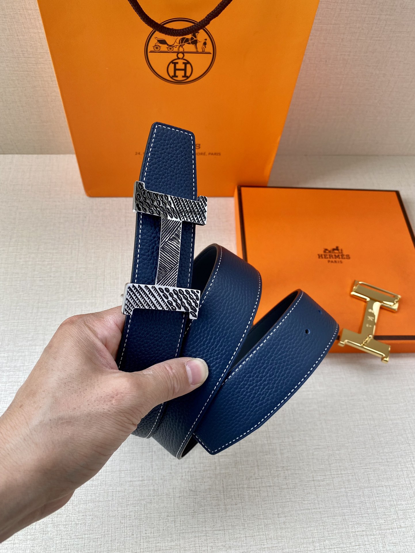 爱马仕Hermes官网同步采用Box