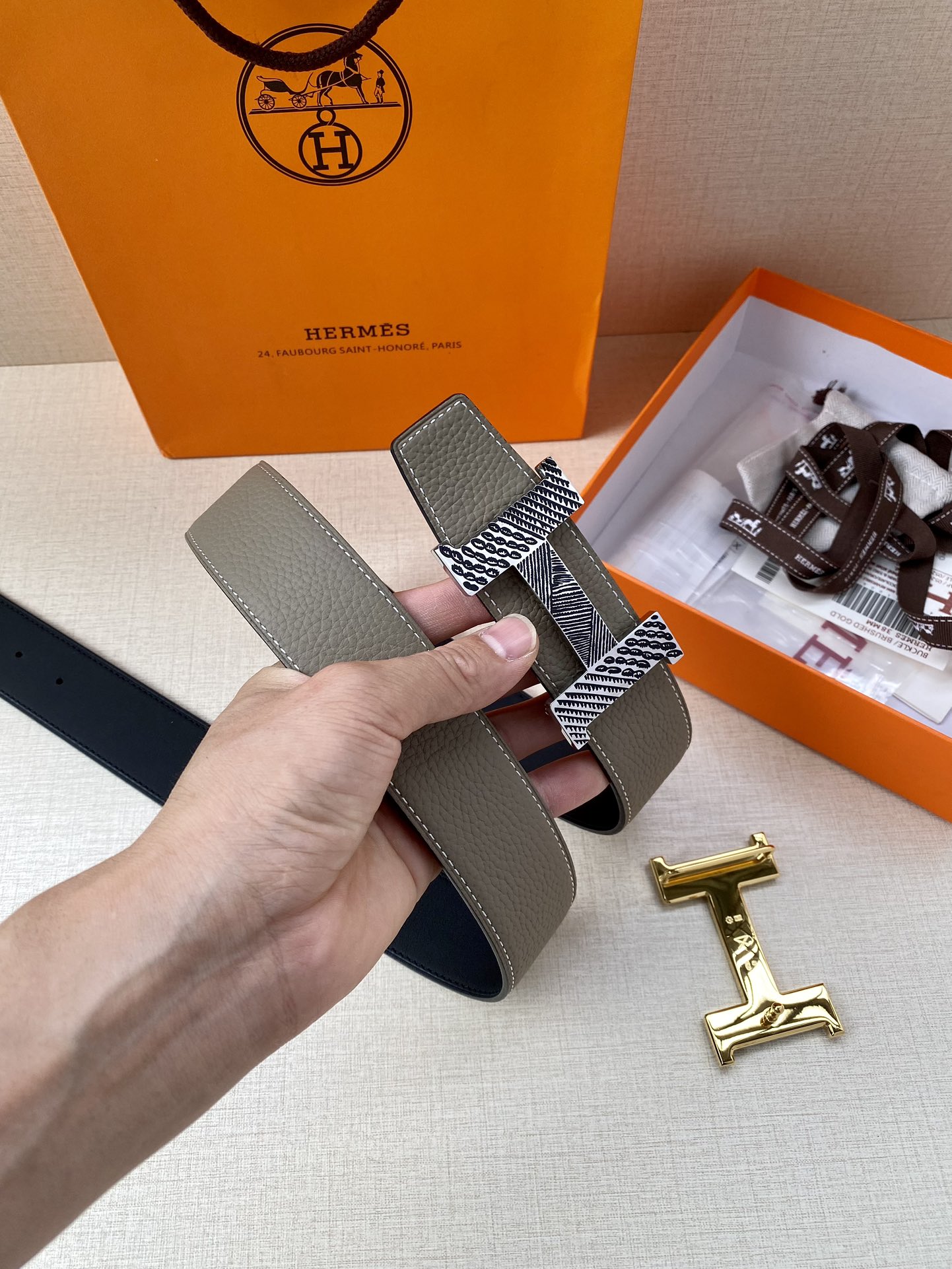 爱马仕Hermes官网同步采用Box