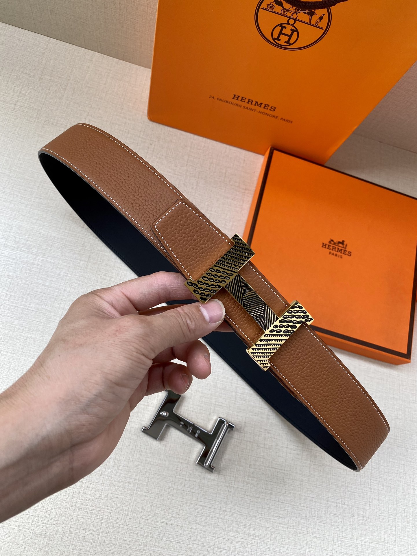 爱马仕Hermes官网同步采用Box