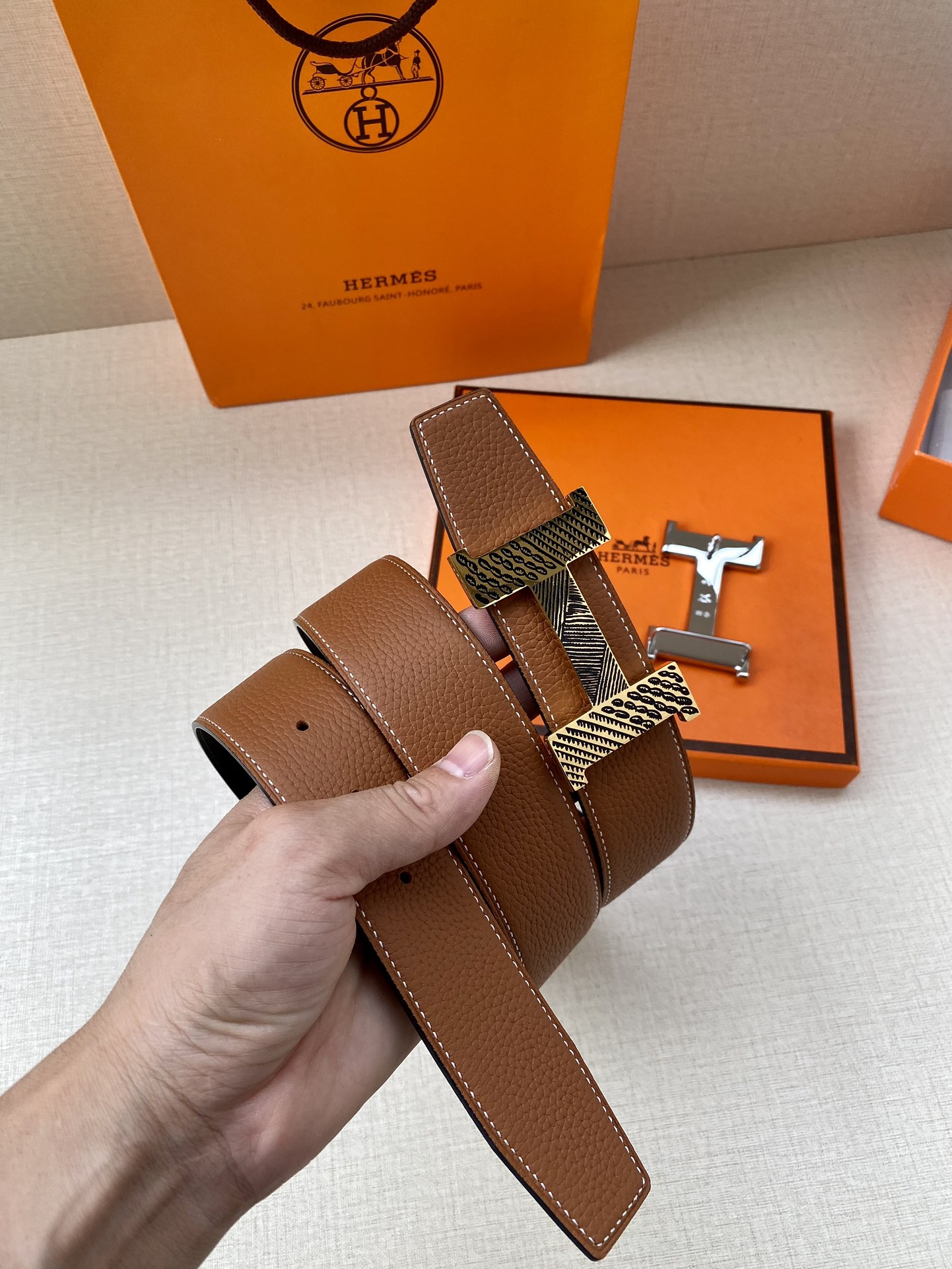爱马仕Hermes官网同步采用Box