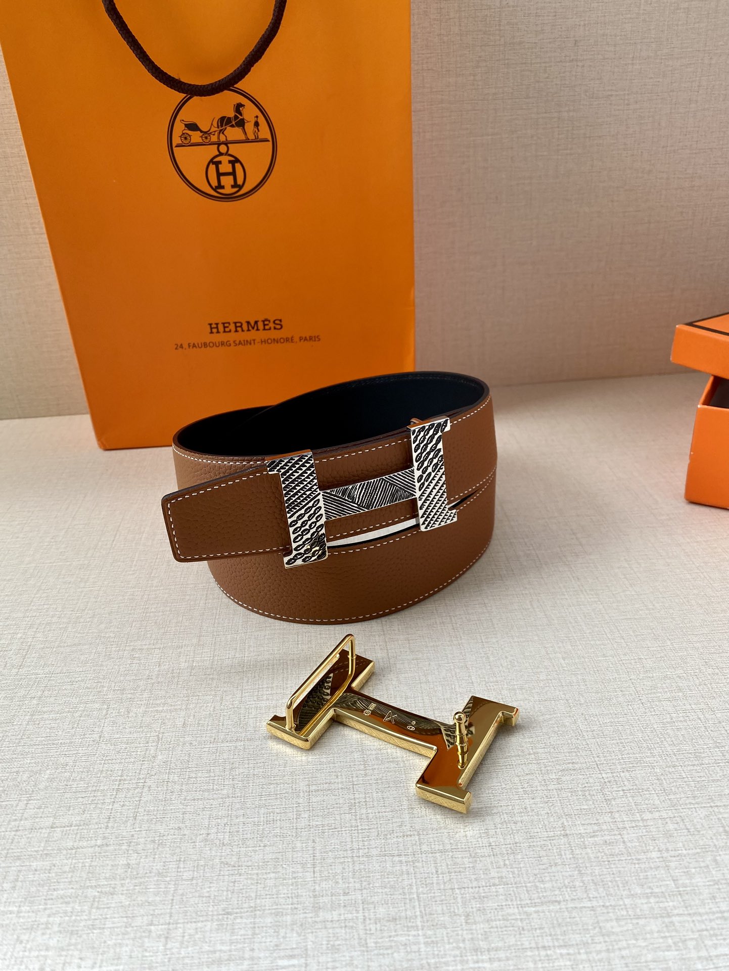 爱马仕Hermes官网同步采用Box