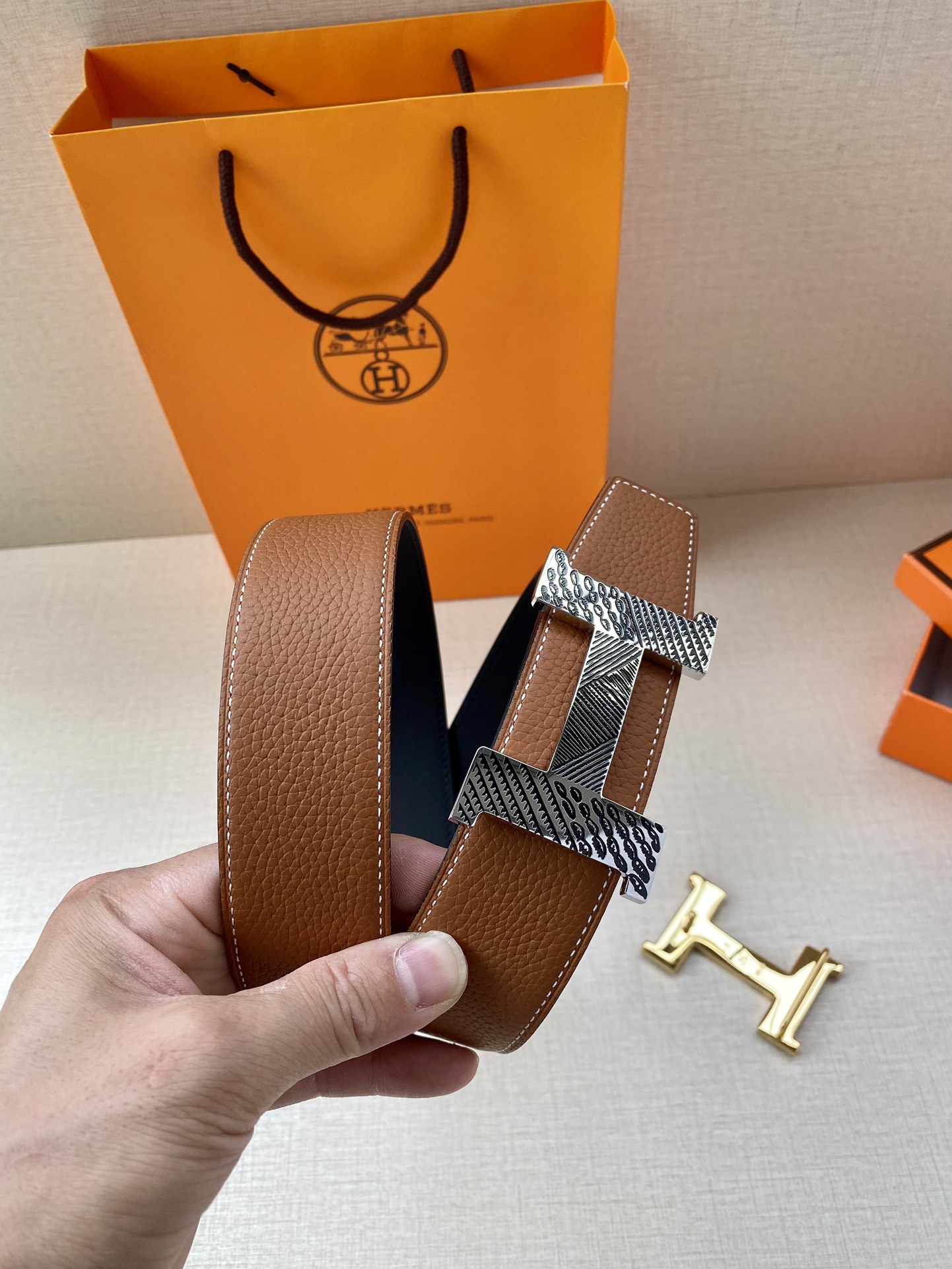 爱马仕Hermes官网同步采用Box