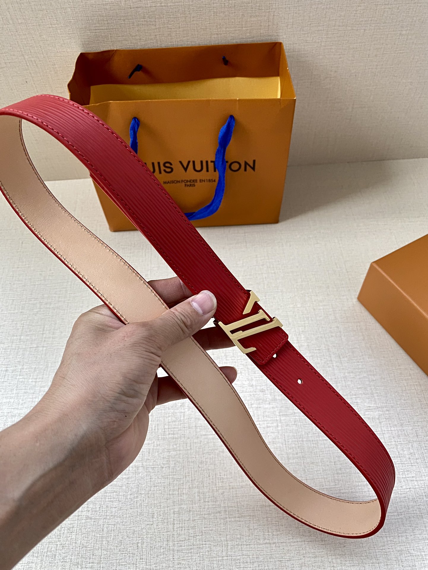 这款LV字母女士腰带以Epi皮革制造