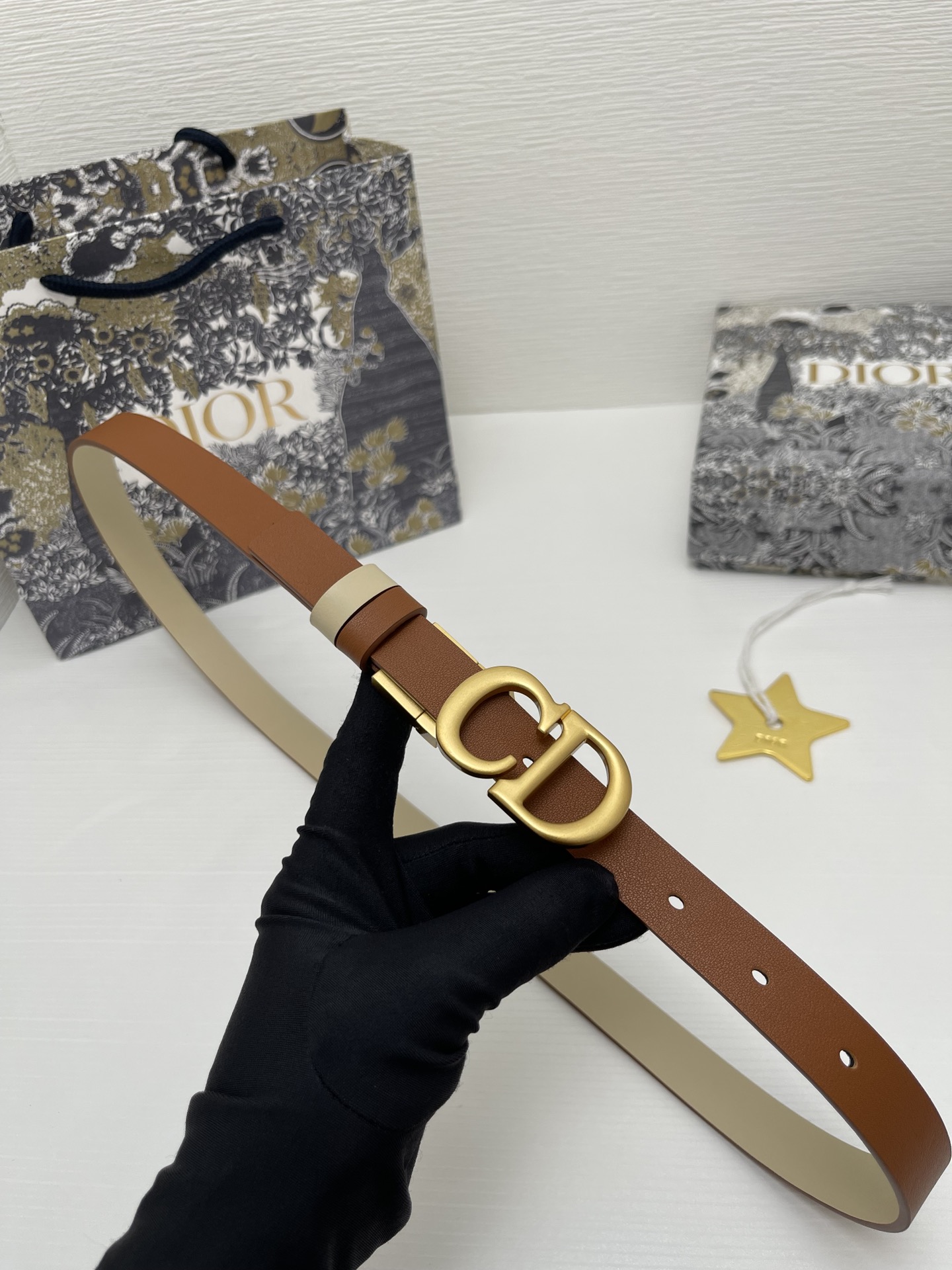这款马鞍腰带是 Dior 的经典配饰。旋转式设计，两面可随意切换。采用光滑牛皮革精心制作，一面为马鞍金色
