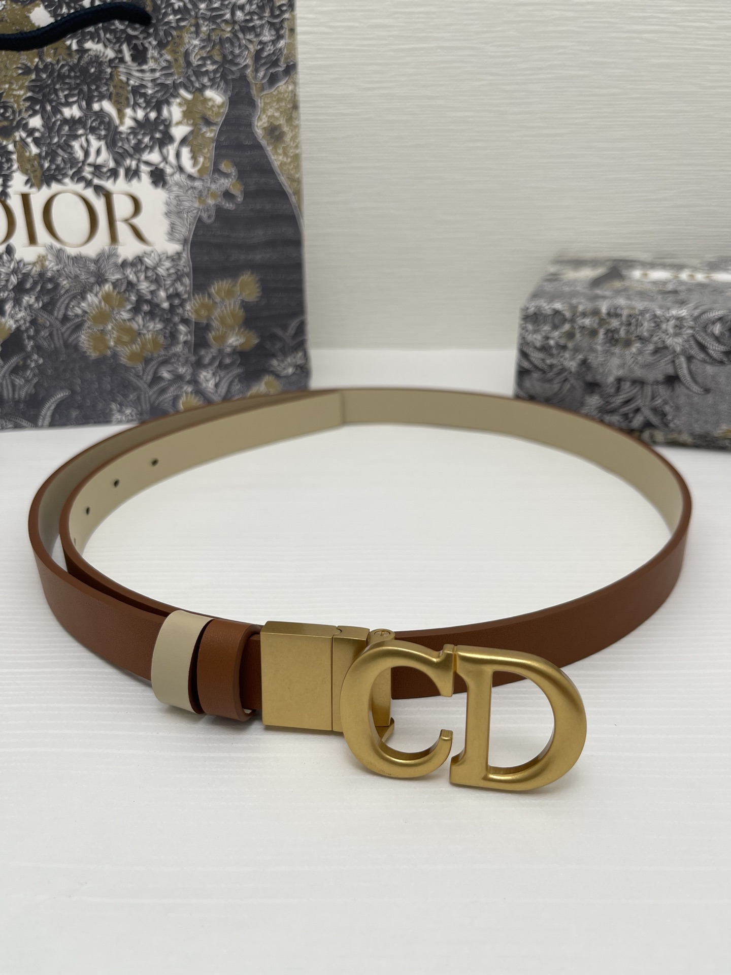 这款马鞍腰带是 Dior 的经典配饰。旋转式设计，两面可随意切换。采用光滑牛皮革精心制作，一面为马鞍金色