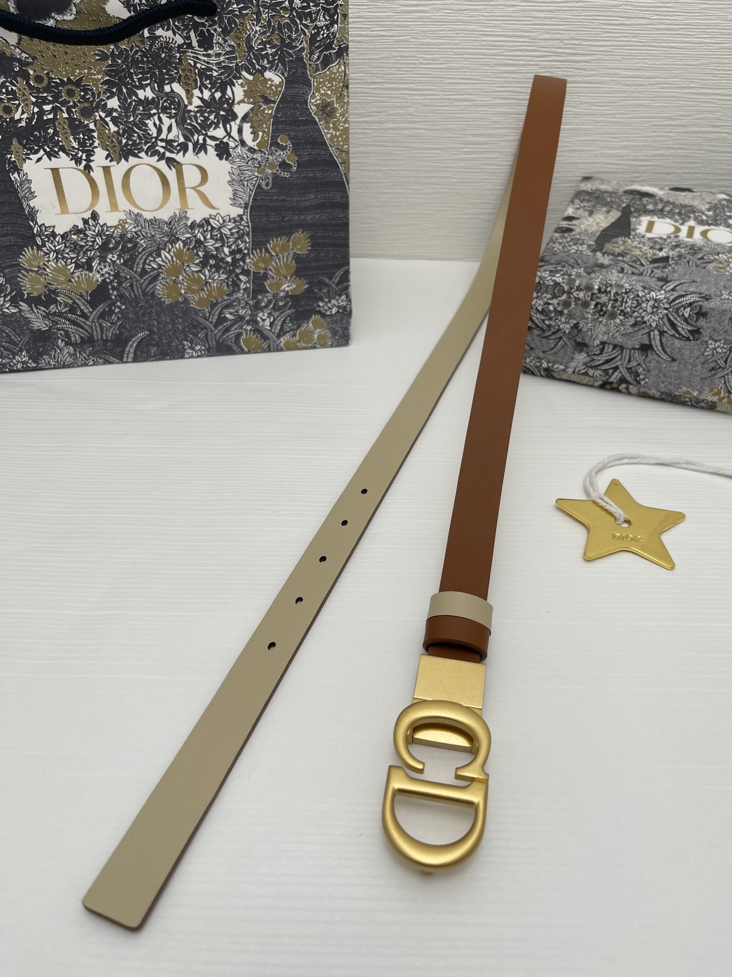 这款马鞍腰带是 Dior 的经典配饰。旋转式设计，两面可随意切换。采用光滑牛皮革精心制作，一面为马鞍金色