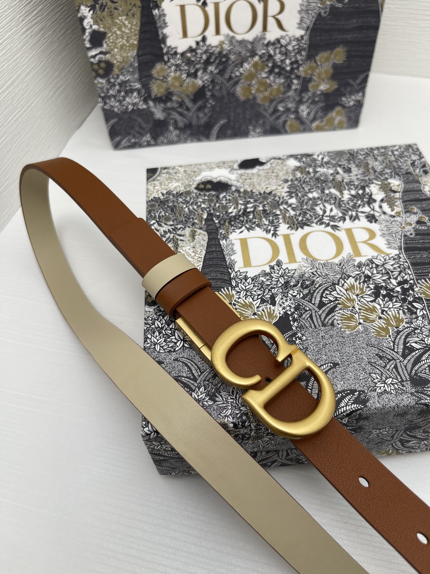 这款马鞍腰带是 Dior 的经典配饰。旋转式设计，两面可随意切换。采用光滑牛皮革精心制作，一面为马鞍金色