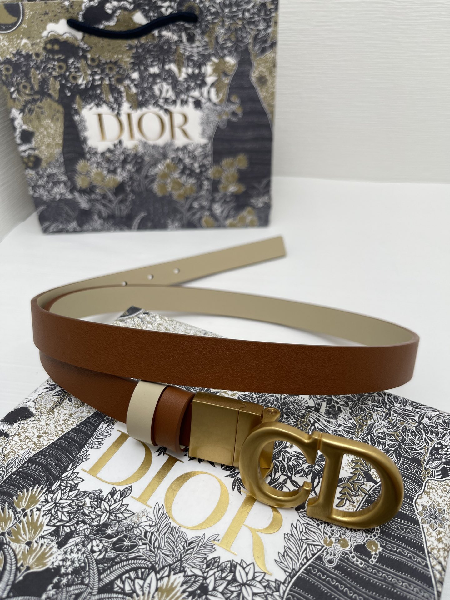 这款马鞍腰带是 Dior 的经典配饰。旋转式设计，两面可随意切换。采用光滑牛皮革精心制作，一面为马鞍金色