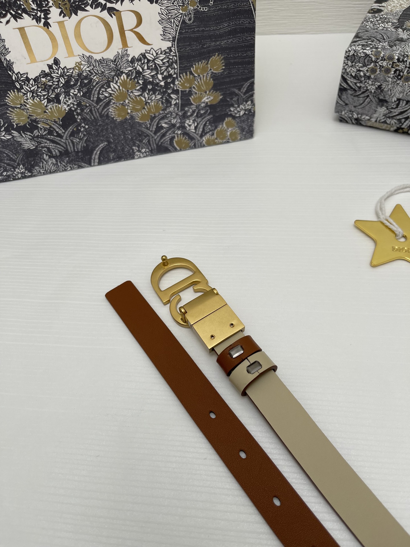 这款马鞍腰带是 Dior 的经典配饰。旋转式设计，两面可随意切换。采用光滑牛皮革精心制作，一面为马鞍金色