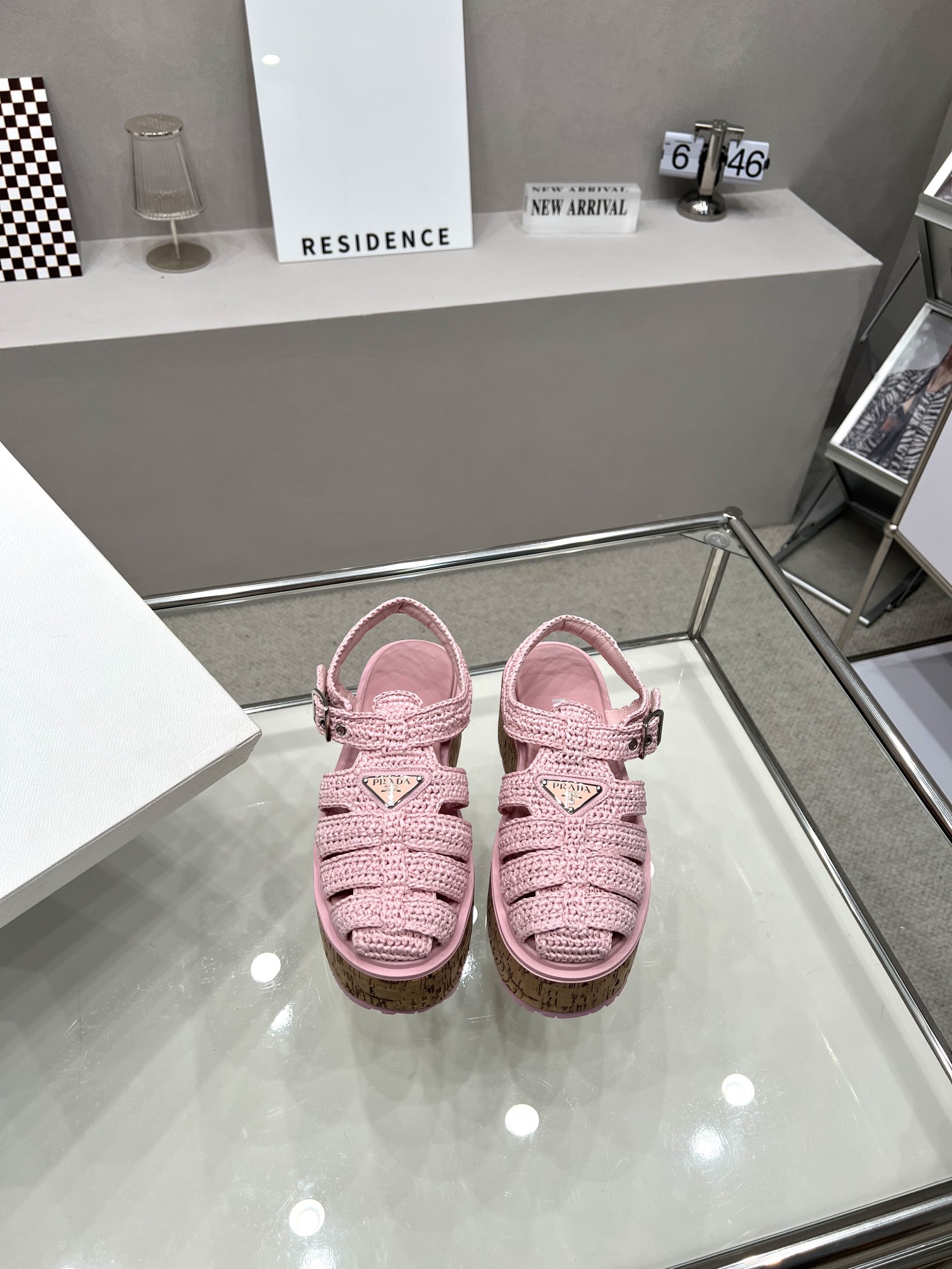 NO:260965,rada woven thick-soled Roman sandals Super hot latest spring and summer zigzag Roman braided super light thick-soled sandals!  Retro, fashionable and avant-garde wheel teeth make the whole pair of shoes light and comfortable, and the bright colors satisfy the variety of choices of fashionable people in different styles!  The iconic metal triangle logo is matched with the ancient beach sandals, and every element is on the trendy point!  - MATERIAL Material - Upper Original Custom Weaving Rafia Inner Imported Calfskin Outsole 1:1 Open molded outsole Heel height 11cm size35-39 (40 custom made without return), sandals, sandals, cowhide19860909rada 编织厚底罗马凉鞋 超火爆最新春夏锯齿罗马编织超轻厚底 凉鞋！复古时髦前卫的轮齿 让整双鞋轻便舒适,鲜艳色彩满足不同风格时髦人士的多种选择！标志性金属三角标搭配古沙滩凉鞋造型,每一个 元素都踩在时髦点上！ - MATERIAL 材质 - 鞋面 原版定制编织拉菲草 内里 进口小牛皮 大底 1:1开模大底 跟高 11cm size35-39（40订做不退换）,凉鞋,sandals,cowhide,Women's Shoes