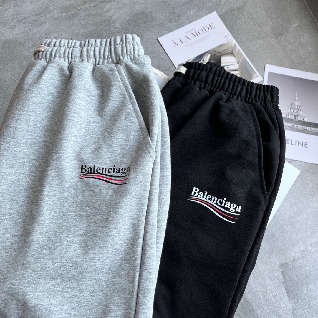 特价80💰不退换
🍫Balenciaga巴黎世家经典可乐波浪印花基础款毛圈短裤💥潮品

👖版型超正的运动神裤，搭配经典的可乐波浪设计，使衣服整体简约而不失特点💥面料舒适亲肤，既提升运动感自由度，又不失时尚 百搭出行首选👍🏻

Color:黑色 灰色 
Size：M-XXL
M码  腰围69臀围104裤长50
L码   腰围72 臀围108裤长51
XL码 腰围75 臀围112 裤长52
XXL码 腰围78 臀围116裤长53
手工测量1～3cm误差