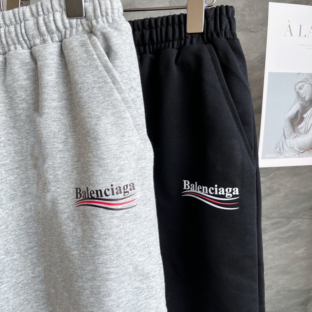 特价80💰不退换
🍫Balenciaga巴黎世家经典可乐波浪印花基础款毛圈短裤💥潮品

👖版型超正的运动神裤，搭配经典的可乐波浪设计，使衣服整体简约而不失特点💥面料舒适亲肤，既提升运动感自由度，又不失时尚 百搭出行首选👍🏻

Color:黑色 灰色 
Size：M-XXL
M码  腰围69臀围104裤长50
L码   腰围72 臀围108裤长51
XL码 腰围75 臀围112 裤长52
XXL码 腰围78 臀围116裤长53
手工测量1～3cm误差