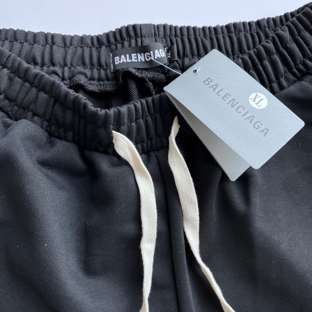 特价80💰不退换
🍫Balenciaga巴黎世家经典可乐波浪印花基础款毛圈短裤💥潮品

👖版型超正的运动神裤，搭配经典的可乐波浪设计，使衣服整体简约而不失特点💥面料舒适亲肤，既提升运动感自由度，又不失时尚 百搭出行首选👍🏻

Color:黑色 灰色 
Size：M-XXL
M码  腰围69臀围104裤长50
L码   腰围72 臀围108裤长51
XL码 腰围75 臀围112 裤长52
XXL码 腰围78 臀围116裤长53
手工测量1～3cm误差