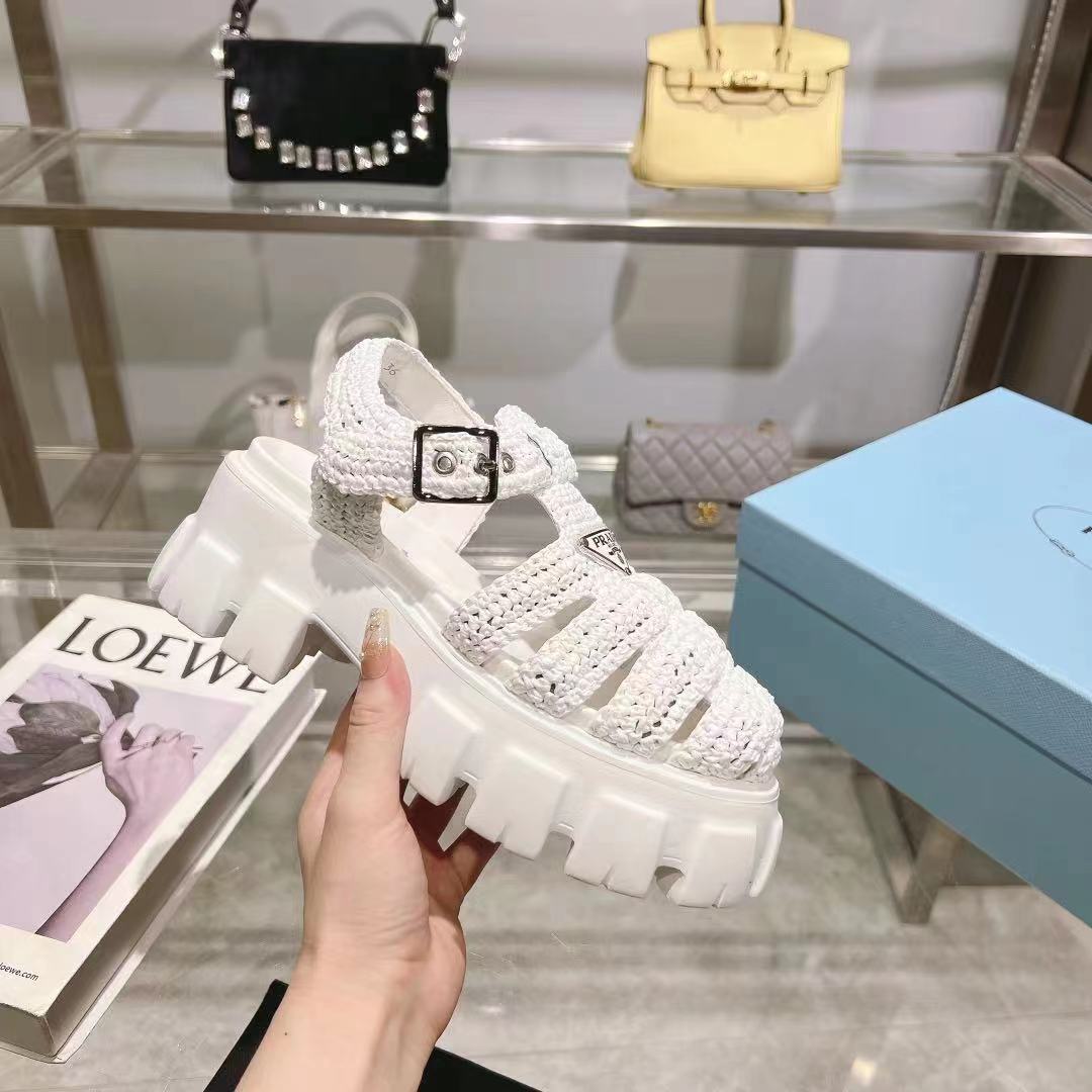 NO:264673,PRADA's new Prada's iconic Monolith style is reinterpreted with fabric in the summer series. The exquisite woven texture and exquisite handcrafts meet Oversize shoe shapes, presenting a dynamic design. The metal triangle logo and other distinct details show the innovative spirit and brand inheritance. The upper is equipped with metal buckle, enamel metal triangle logo, 5.5 cm rubber sole, size 35-41#, sandals, prada, prada, versace, sandals19860909PRADA新款普拉达标志性的Monolith风格在夏季系列中以织物重新演绎.精致编织纹理与精湛手工工艺邂逅Oversize鞋型,呈现动感设计.金属三角形徽标等鲜明细节彰显创新精神与品牌传承. 鞋面配金属搭扣 涂珐琅金属三角形徽标 5.5厘米橡胶鞋底 码数35-41#,凉鞋,prada,prada,versace,sandals,Women's Shoes