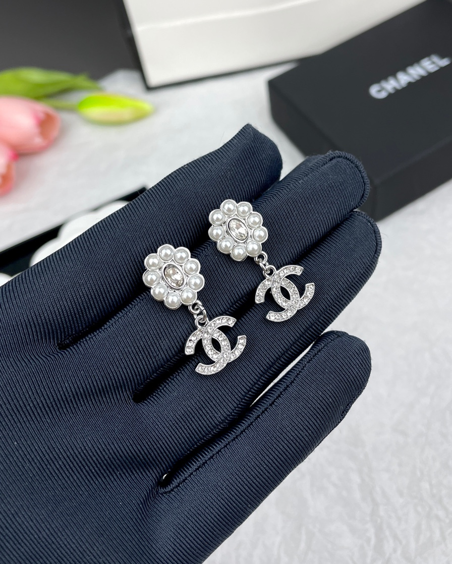 Boucles d'oreilles CHANEL fleur double C argent strass