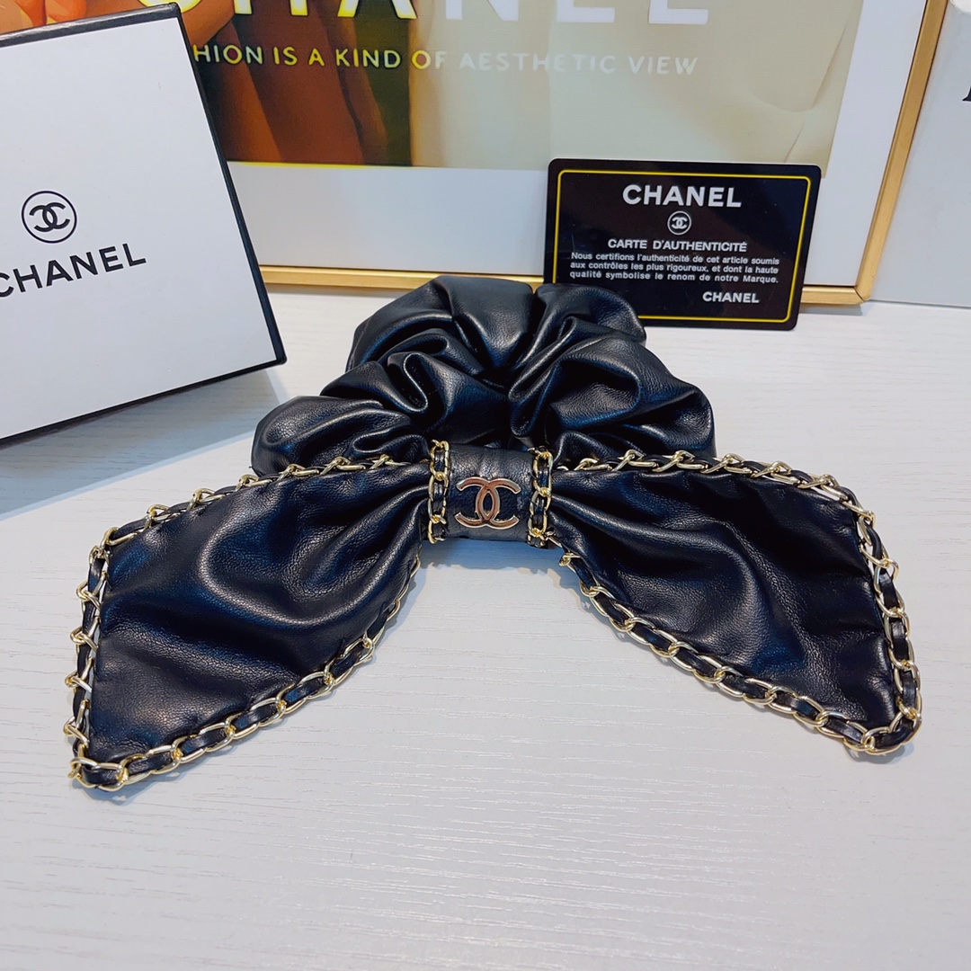 NO:280037,CHANEL Xiaoxiang CHANEL rubber band bow leather large intestine hair band recommended style of temperament rubber band must-in-one (single) hair accessories, hairpins, chanel, hairpins19860909CHANEL小香 CHANEL皮筋 蝴蝶结皮革大肠发圈皮筋 气质皮筋推荐款小仙女必入单品（单个）发饰,发夹,chanel,hairpins,accessory