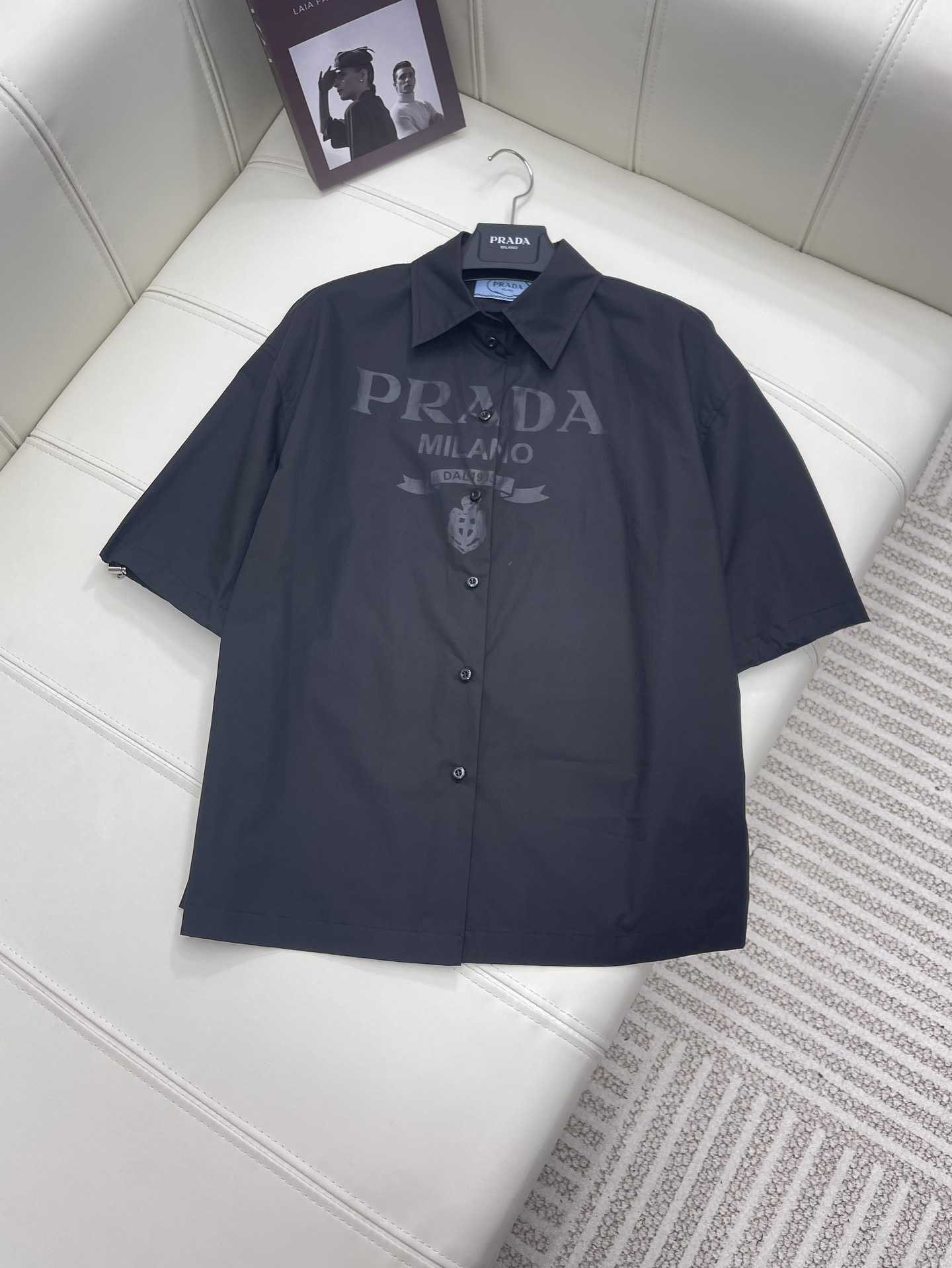 NO:696772,Prad* new product is on the shelves. Printed letter shirt. It uses the latest no-iron technology so that the shirt is no longer prone to wrinkles. It is made of solid color and is decorated with printed letters to restore YB. It can be used all year round. It is simple yet high-end. A must-have for those who control shirts. Best in this issue. Recommended items. High version 2 colors, prada,19860909Prad* 新品上架 印花字母衬衣 沿用最新免烫工艺 让衬衣不再容易褶皱 使用通体的纯色 饰以印花字母装饰还原YB 一年四季皆可 简约的之余却不失高级 衬衣控必入 本期最佳 推荐单品 高版本 2色,,prada,,Women's clothing