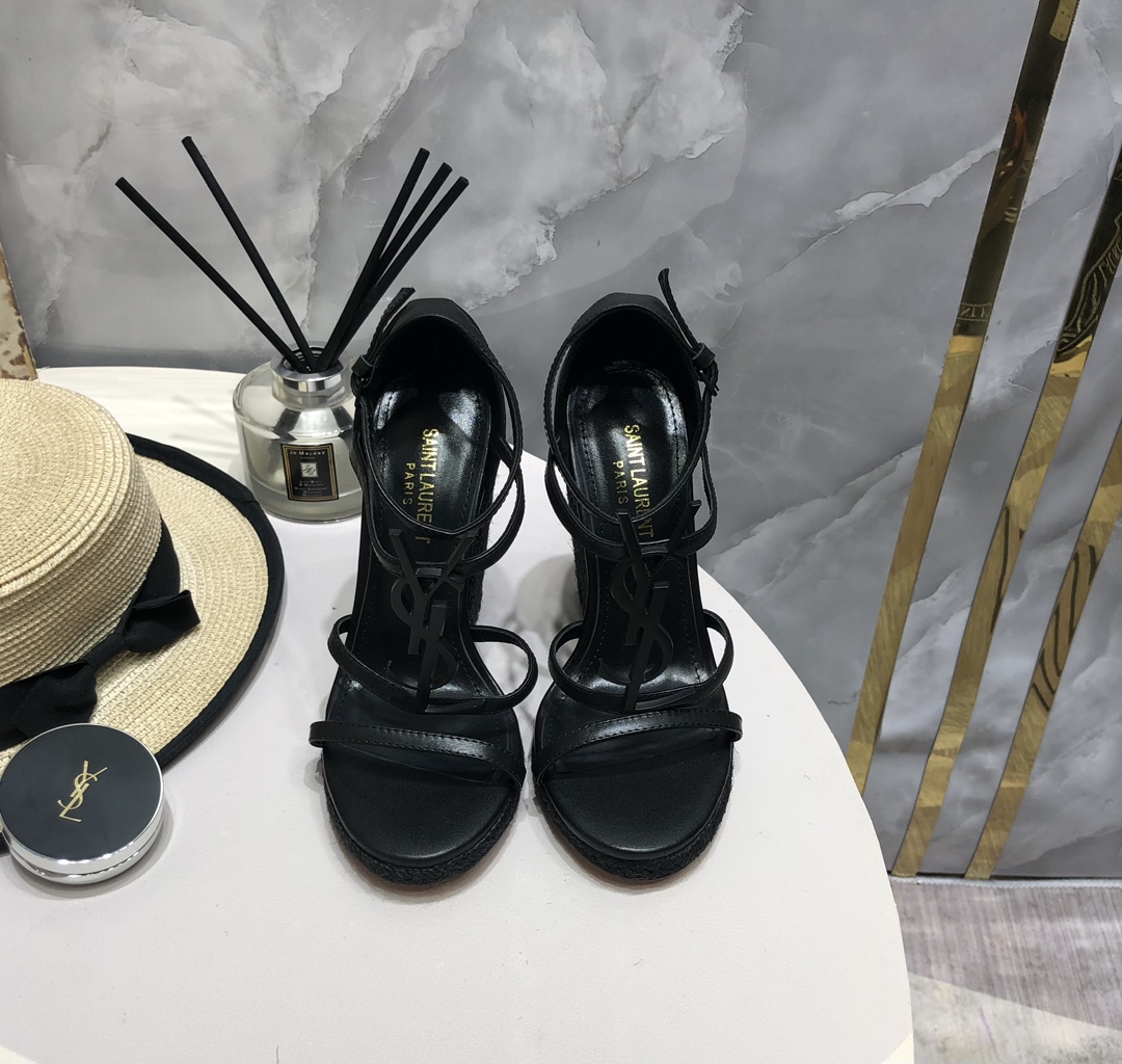 NO:384381,【S**NT LAURENT PARIS】-CASSANDRA Saint Laurent YSLlogo letter button high heel weave grass woven leather sandals, the latest masterpiece of Poplar Forest, Material - fabric; imported beef patent leather/beef, inner/foot pad; imported sheepskin, Italian imported genuine leather outsole Heel height: 10.5CM, full set of packaging Size: 35-40 (34/41 custom made no return or exchange), high heels sandals, saint laurent, saint laurent, sandals, high heels, espadrilles, sheepskin, Leather soles19860909【S**NT LAURENT PARIS】-CASSANDRA 圣罗兰YSLlogo字母扣高跟坡跟草编织真皮凉鞋、最懂女人心杨树林最新杰作 材质-面料；进口牛漆皮/牛、内里/垫脚；进口羊皮、意大利进口真皮大底 跟高:10.5CM、全套包装 Size:35-40(34/41订做不退换),高跟鞋凉鞋,saint laurent,saint laurent,sandals,high heels,espadrilles,sheepskin,Leather soles,Women's Shoes