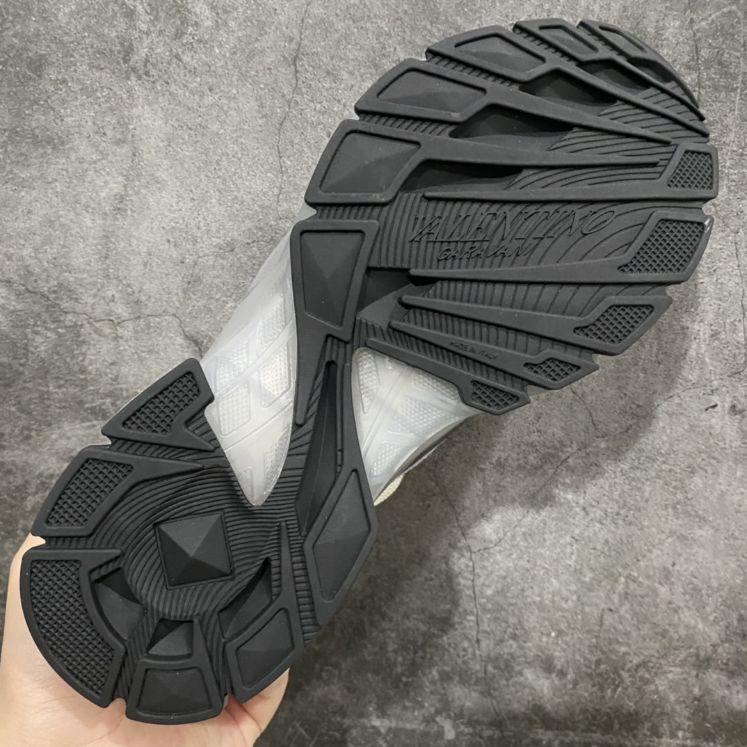 图片[9]-Valentino Garavani MS-2960 华伦天奴23春夏新品 超酷男士休闲运动鞋 原版网面搭配小牛皮打造，顶级牛货，主打就是一个高端精品，22颗铆钉装饰（每只鞋饰有11颗铆钉）处处彰显细节品质，开模定制原版橡胶大底，5CM左右厚度，提升气场穿搭。 尺码：39-44-选品中心