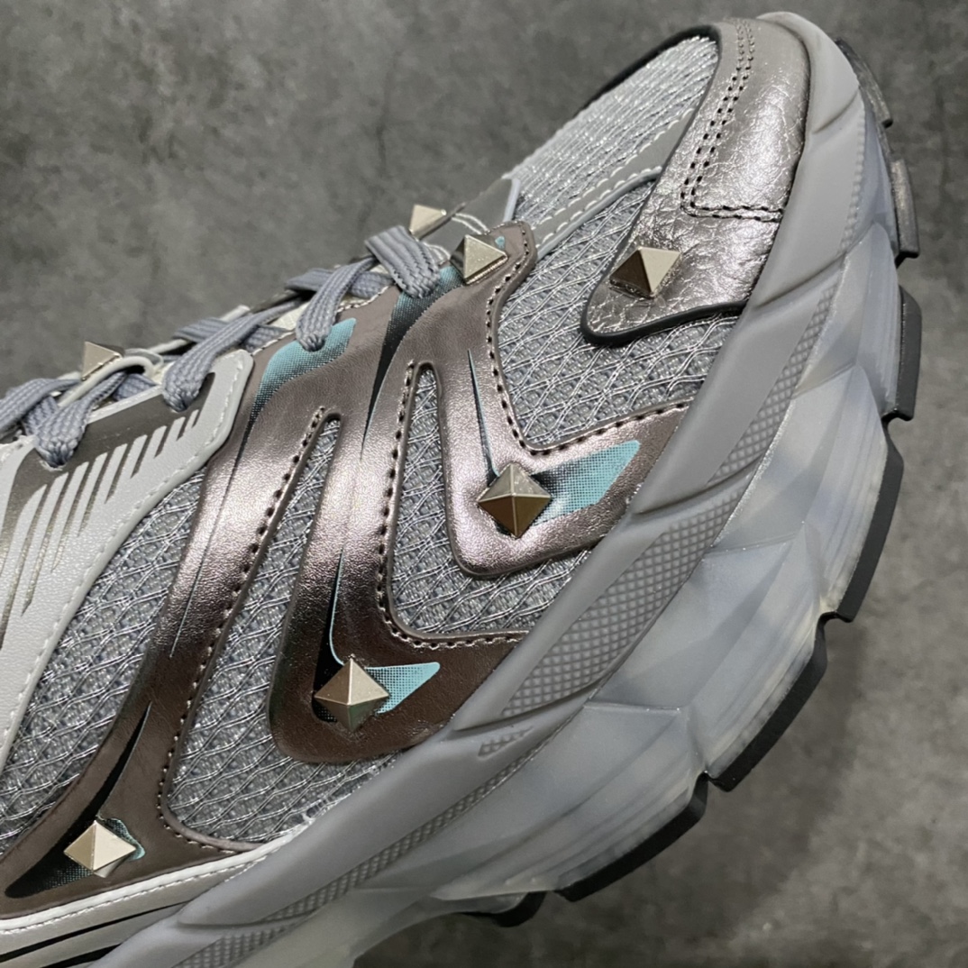 图片[6]-Valentino Garavani MS-2960 华伦天奴23春夏新品 超酷男士休闲运动鞋 原版网面搭配小牛皮打造，顶级牛货，主打就是一个高端精品，22颗铆钉装饰（每只鞋饰有11颗铆钉）处处彰显细节品质，开模定制原版橡胶大底，5CM左右厚度，提升气场穿搭。 尺码：39-44-选品中心