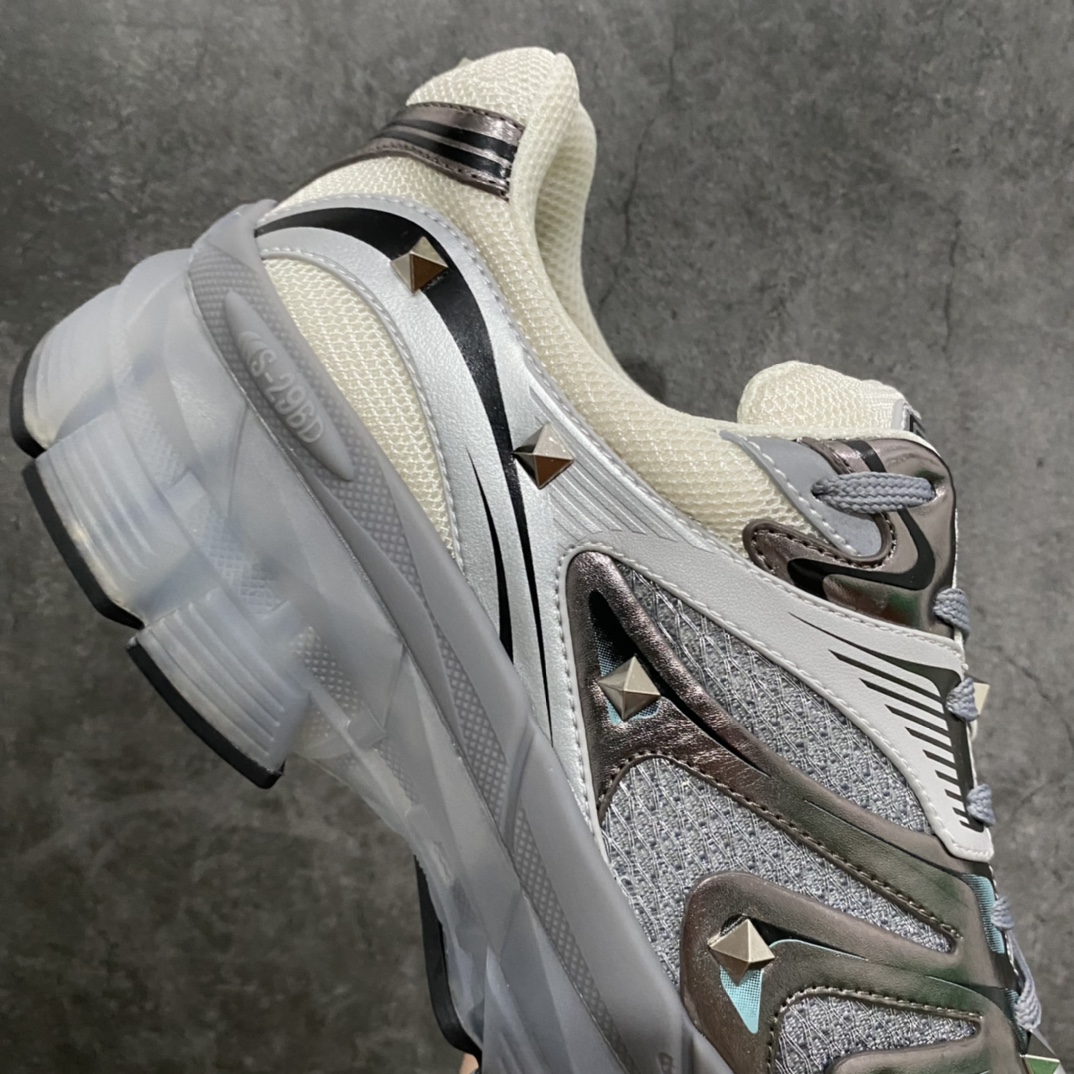 图片[7]-Valentino Garavani MS-2960 华伦天奴23春夏新品 超酷男士休闲运动鞋 原版网面搭配小牛皮打造，顶级牛货，主打就是一个高端精品，22颗铆钉装饰（每只鞋饰有11颗铆钉）处处彰显细节品质，开模定制原版橡胶大底，5CM左右厚度，提升气场穿搭。 尺码：39-44-选品中心