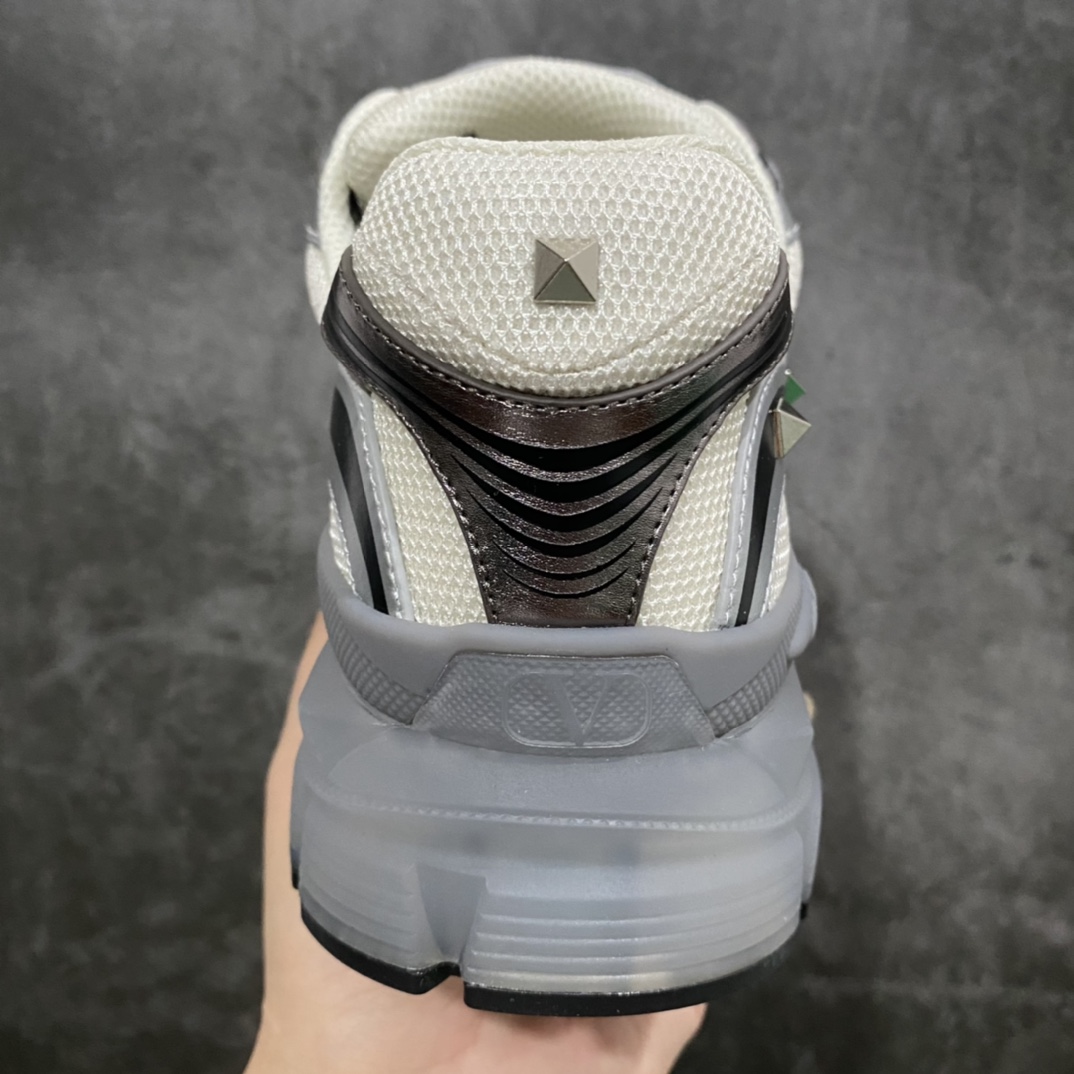 图片[4]-Valentino Garavani MS-2960 华伦天奴23春夏新品 超酷男士休闲运动鞋 原版网面搭配小牛皮打造，顶级牛货，主打就是一个高端精品，22颗铆钉装饰（每只鞋饰有11颗铆钉）处处彰显细节品质，开模定制原版橡胶大底，5CM左右厚度，提升气场穿搭。 尺码：39-44-选品中心