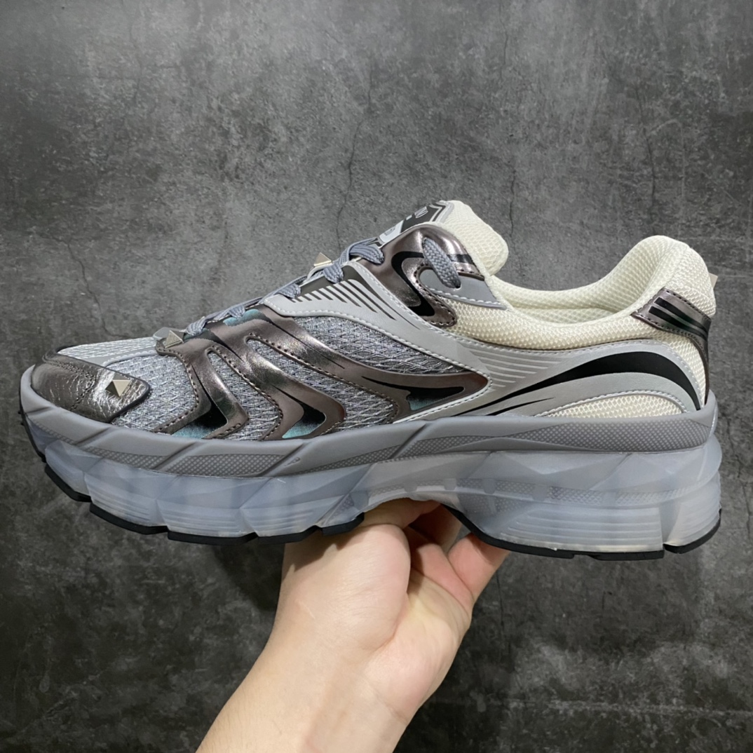 图片[2]-Valentino Garavani MS-2960 华伦天奴23春夏新品 超酷男士休闲运动鞋 原版网面搭配小牛皮打造，顶级牛货，主打就是一个高端精品，22颗铆钉装饰（每只鞋饰有11颗铆钉）处处彰显细节品质，开模定制原版橡胶大底，5CM左右厚度，提升气场穿搭。 尺码：39-44-选品中心