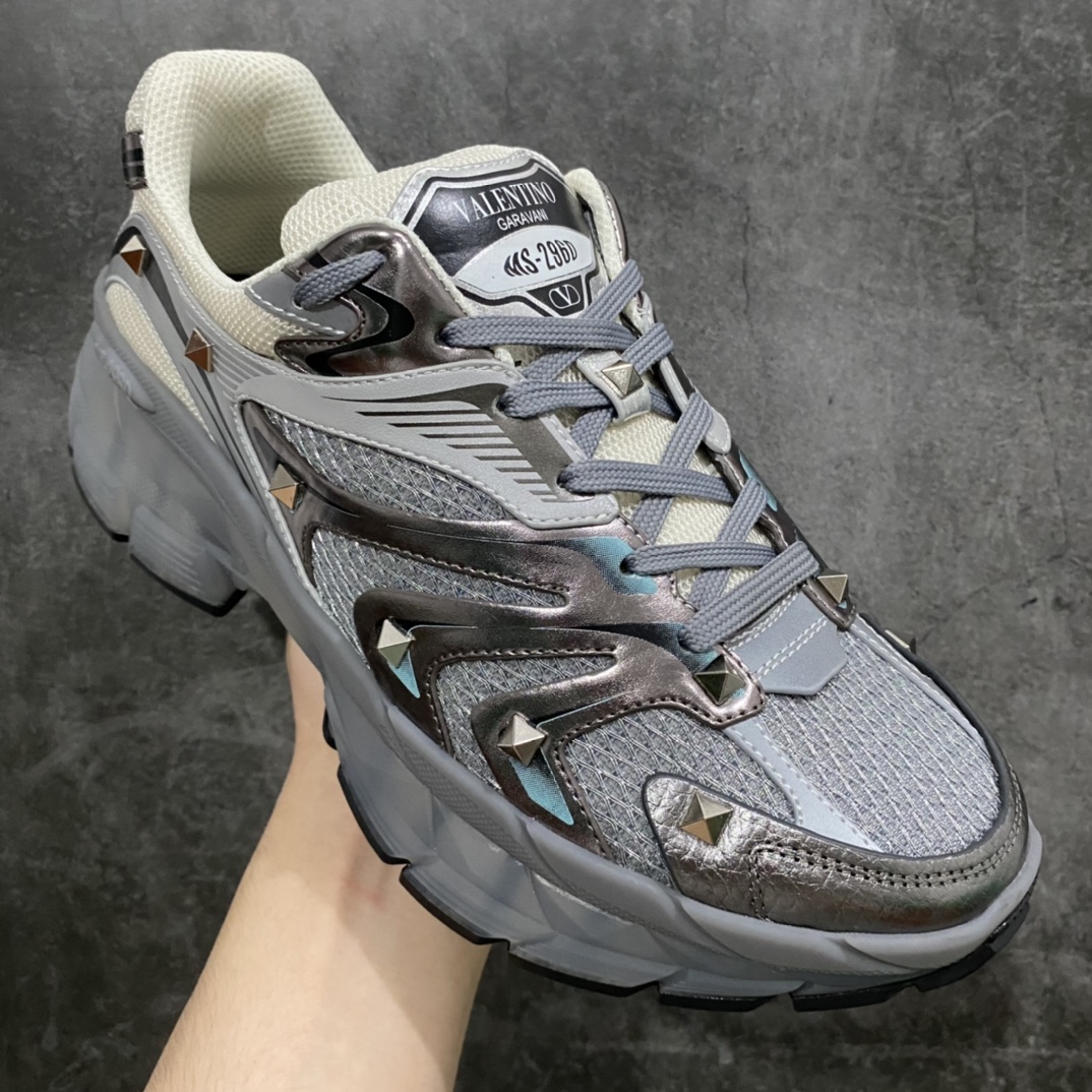 图片[3]-Valentino Garavani MS-2960 华伦天奴23春夏新品 超酷男士休闲运动鞋 原版网面搭配小牛皮打造，顶级牛货，主打就是一个高端精品，22颗铆钉装饰（每只鞋饰有11颗铆钉）处处彰显细节品质，开模定制原版橡胶大底，5CM左右厚度，提升气场穿搭。 尺码：39-44-选品中心