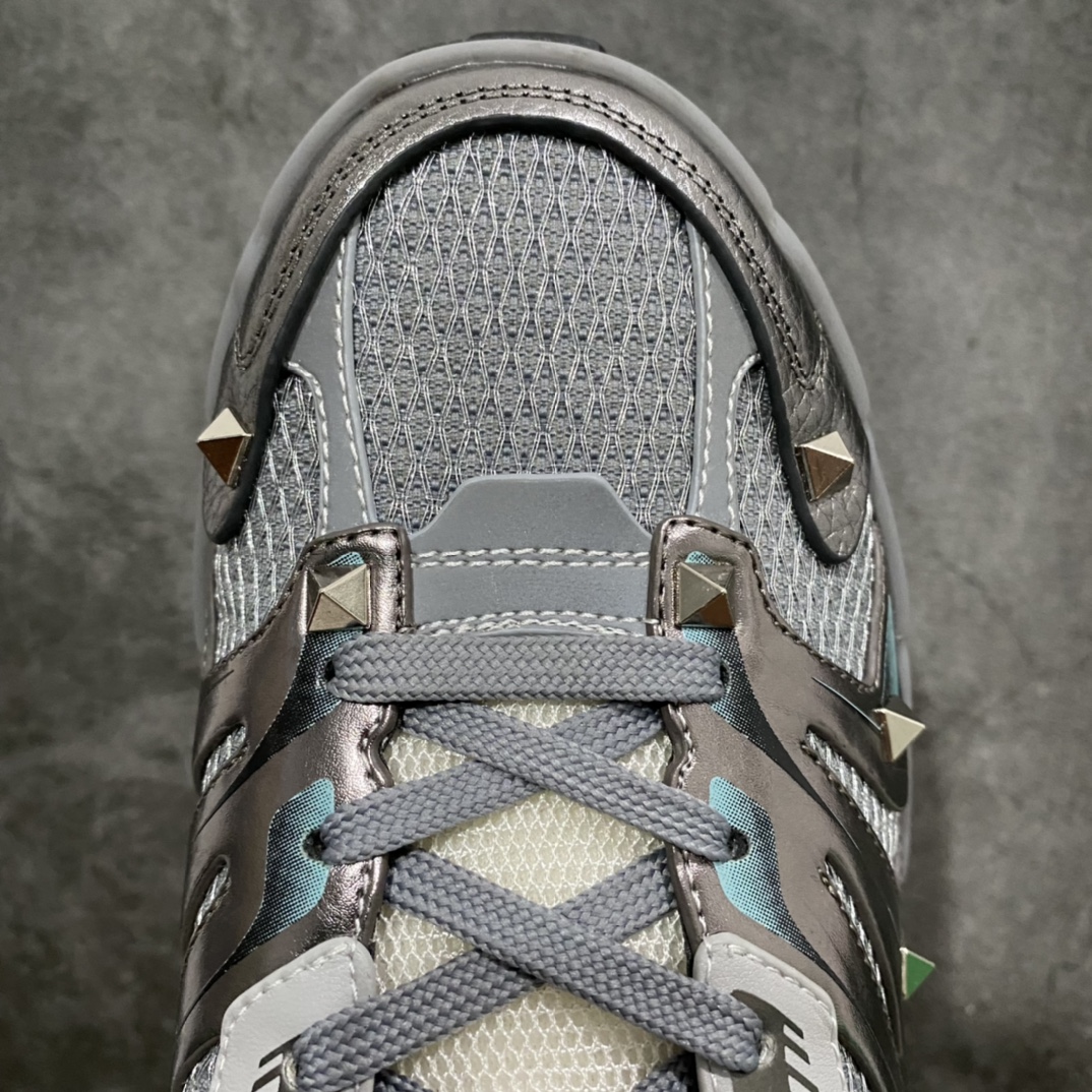 图片[5]-Valentino Garavani MS-2960 华伦天奴23春夏新品 超酷男士休闲运动鞋 原版网面搭配小牛皮打造，顶级牛货，主打就是一个高端精品，22颗铆钉装饰（每只鞋饰有11颗铆钉）处处彰显细节品质，开模定制原版橡胶大底，5CM左右厚度，提升气场穿搭。 尺码：39-44-选品中心