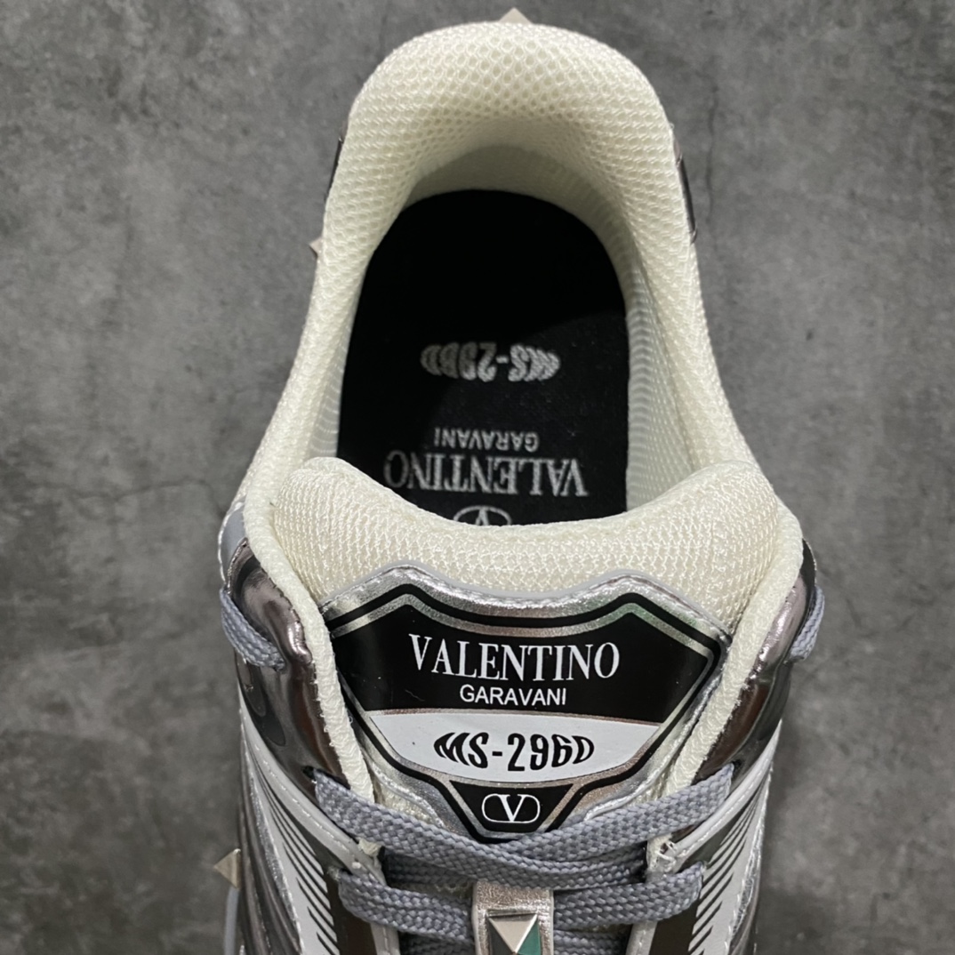 图片[8]-Valentino Garavani MS-2960 华伦天奴23春夏新品 超酷男士休闲运动鞋 原版网面搭配小牛皮打造，顶级牛货，主打就是一个高端精品，22颗铆钉装饰（每只鞋饰有11颗铆钉）处处彰显细节品质，开模定制原版橡胶大底，5CM左右厚度，提升气场穿搭。 尺码：39-44-选品中心