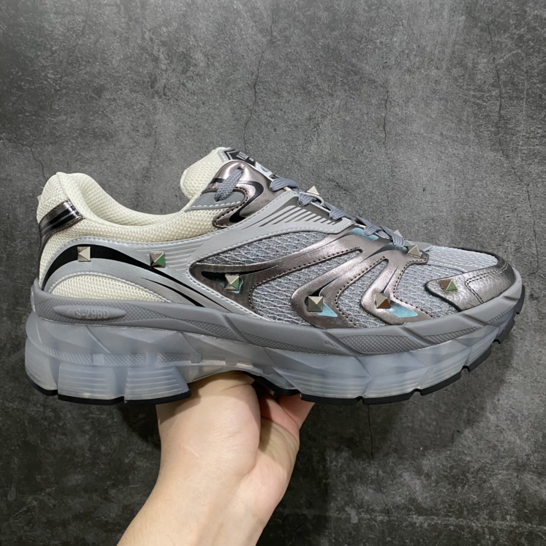 Valentino Garavani MS-2960 华伦天奴23春夏新品 超酷男士休闲运动鞋 原版网面搭配小牛皮打造,顶级牛货,主打就是一个高端精品,22颗铆钉装饰(每只鞋饰有11颗铆钉)处处彰显细节品质,开模定制原版橡胶大底,5CM左右厚度,提升气场穿搭。 尺码:39-44-选品中心
