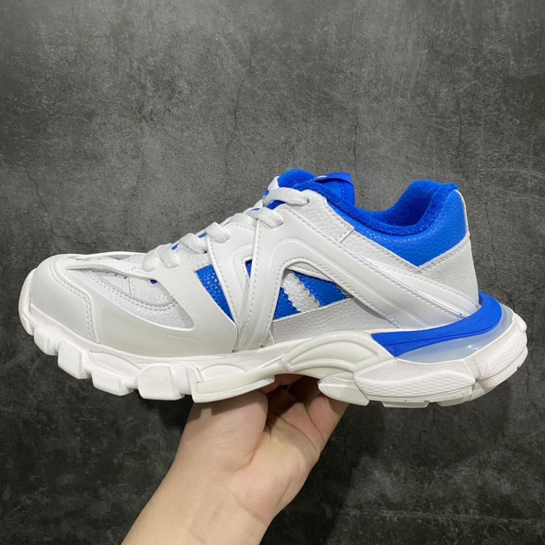 图片[2]-【VG版】BALENCIAGA Track 3.0 x Adidas 阿迪联名巴黎世家复古老爹鞋全套原纸板楦头开发最原汁原味的灵魂版型 全鞋荧光划线卡点胶水把控整洁度追求极致完美 每一双都是工艺品多重QC质检 超越公司货的品控标准 实实在在的免检产品原盒原配 正确字体电绣 粗细、位置、大小正确侧边TPU 透气孔匹配意产原版正确气垫分离大底 TPU软底 原版一致大底LOGO 立体感十足原厂皮料水洗做旧 采购原厂网纱 该款鞋采用网眼布和尼龙制成 不含皮革 鞋舌饰有Track.2橡胶品牌标识 外侧饰有橡胶品牌标识 泡沫后帮压印品牌标识 外底正面压印BB标识 由176块饰片拼接而成的铰接式鞋面 侧面配金属质感网眼布 内面配有额外金属光泽饰件 包含1副鞋带和1副备用鞋带 后帮配有拉环鞋提 动态鞋底设计 为双脚带来后续的助力  正常尺码Size：35 36 37 38 39 40 41 42 43 44 45 46-莆田鞋批发中心