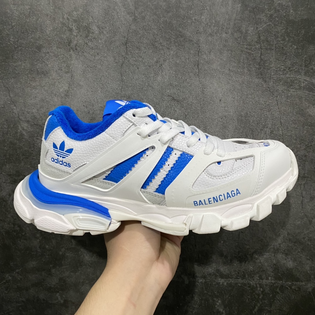 【VG版】BALENCIAGA Track 3.0 x Adidas 阿迪联名巴黎世家复古老爹鞋全套原纸板楦头开发最原汁原味的灵魂版型 全鞋荧光划线卡点胶水把控整洁度追求极致完美 每一双都是工艺品多重QC质检 超越公司货的品控标准 实实在在的免检产品原盒原配 正确字体电绣 粗细、位置、大小正确侧边TPU 透气孔匹配意产原版正确气垫分离大底 TPU软底 原版一致大底LOGO 立体感十足原厂皮料水洗做旧 采购原厂网纱 该款鞋采用网眼布和尼龙制成 不含皮革 鞋舌饰有Track.2橡胶品牌标识 外侧饰有橡胶品牌标识 泡沫后帮压印品牌标识 外底正面压印BB标识 由176块饰片拼接而成的铰接式鞋面 侧面配金属质感网眼布 内面配有额外金属光泽饰件 包含1副鞋带和1副备用鞋带 后帮配有拉环鞋提 动态鞋底设计 为双脚带来后续的助力  正常尺码Size：35 36 37 38 39 40 41 42 43 44 45 46-莆田鞋批发中心