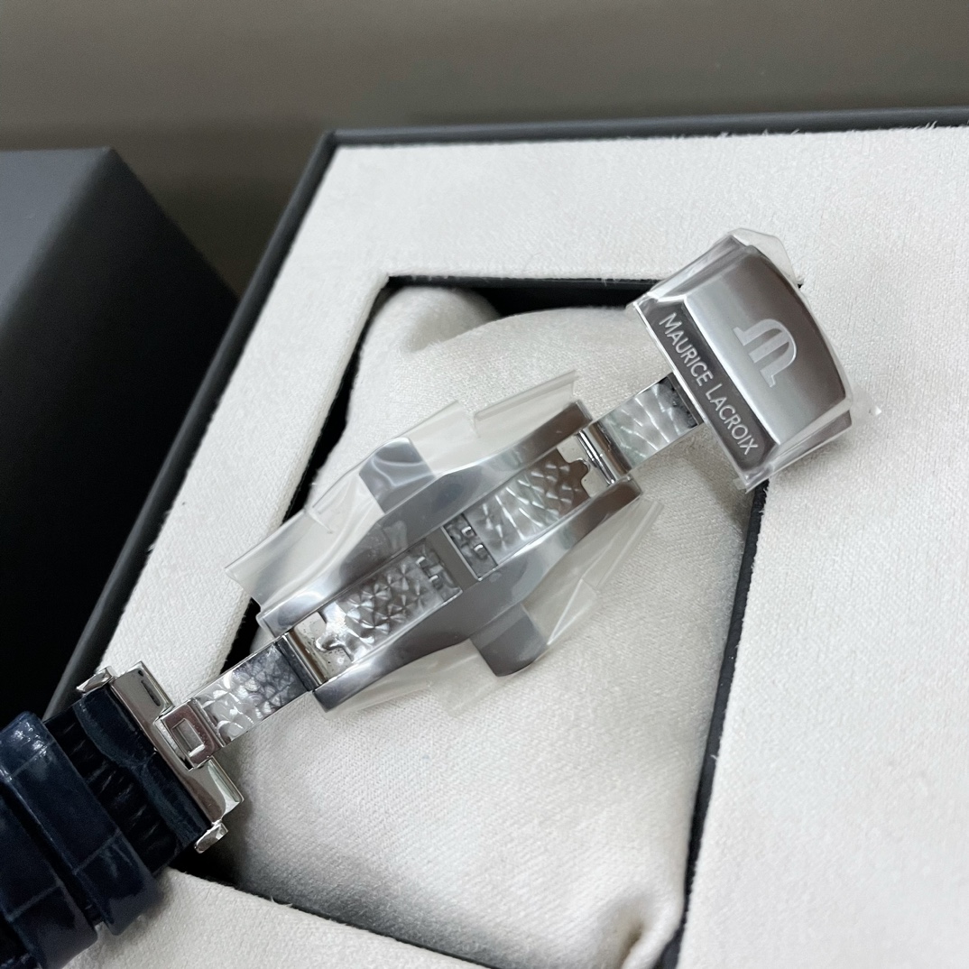 批💰1000 全套包装 渠道正品货 保真 支持任何验货 瑞士老品牌艾美推出全新AIKNO系列计时腕表，广告主打款 搭载瑞士ETA石英机芯，44mm表径，11mm厚度  蓝宝石水晶表镜，精钢精湛工艺，三眼7针表盘设计，折叠表扣内打鱼鳞纹 高级腕表的细致 100％正品保障，如假包退 懂货看细节 数量不多 带全套原厂包装配手提袋，送人自用都高大上