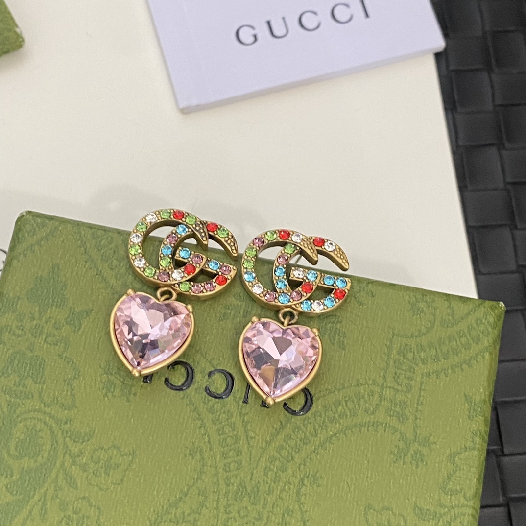 Gucci Vintage Lion Head Earrings: Heraldic Symbol with Textured Finish 10 i1688189852 1713 1
