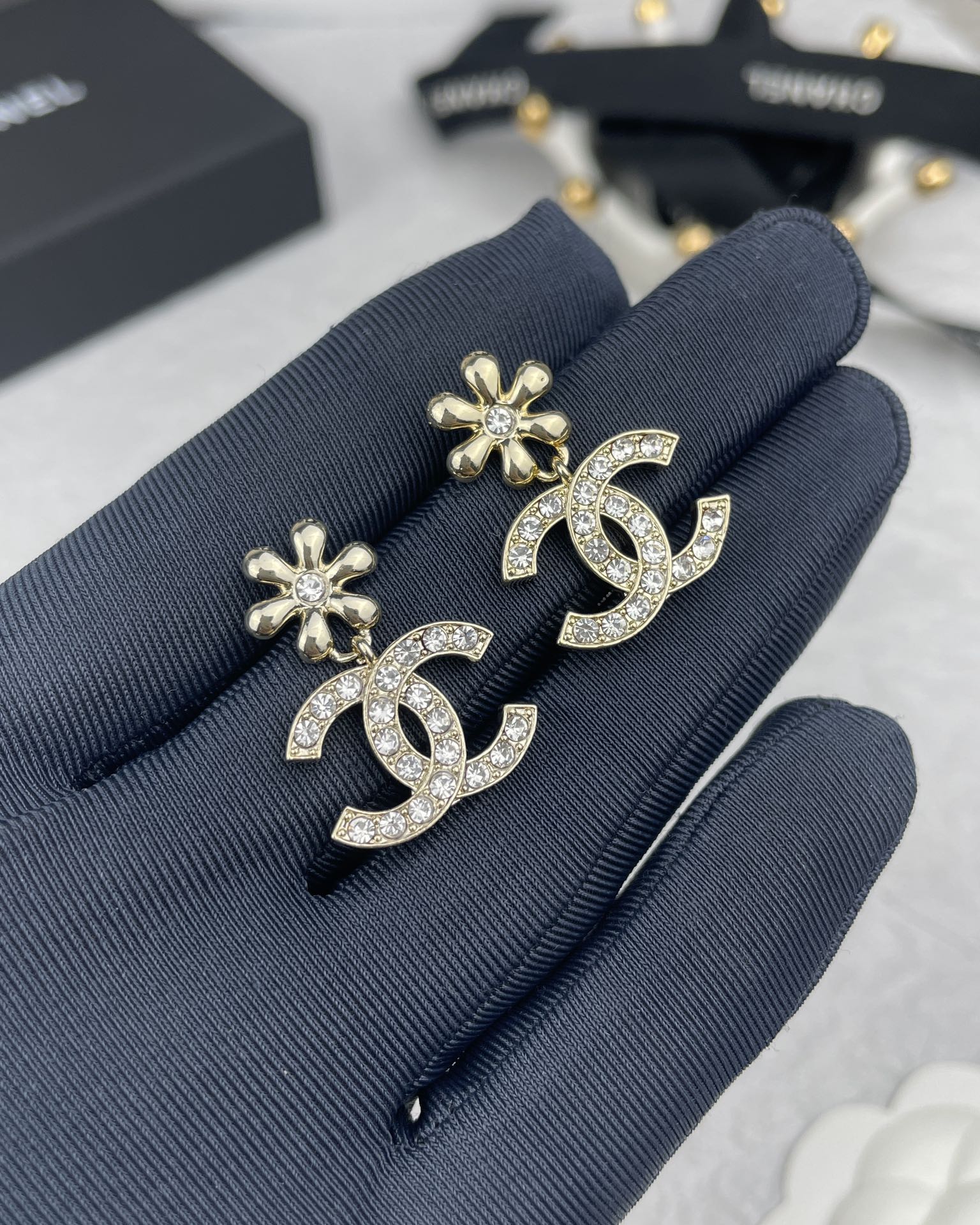 NO:619344,Ch@nel23 handicraft workshop flower C diamond pendant earrings, Chanel earrings, chanel, earrings19860909Ch@nel23手工坊 花朵 C钻 吊坠耳环,香奈儿耳钉,chanel,earrings,Jewelry