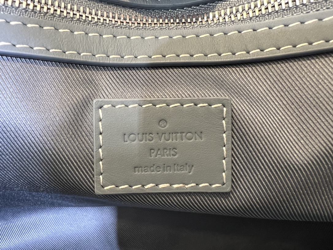 M22532 This Keepall Bandoulière 50 reimagines one of Louis Vuitton's - Bag 9