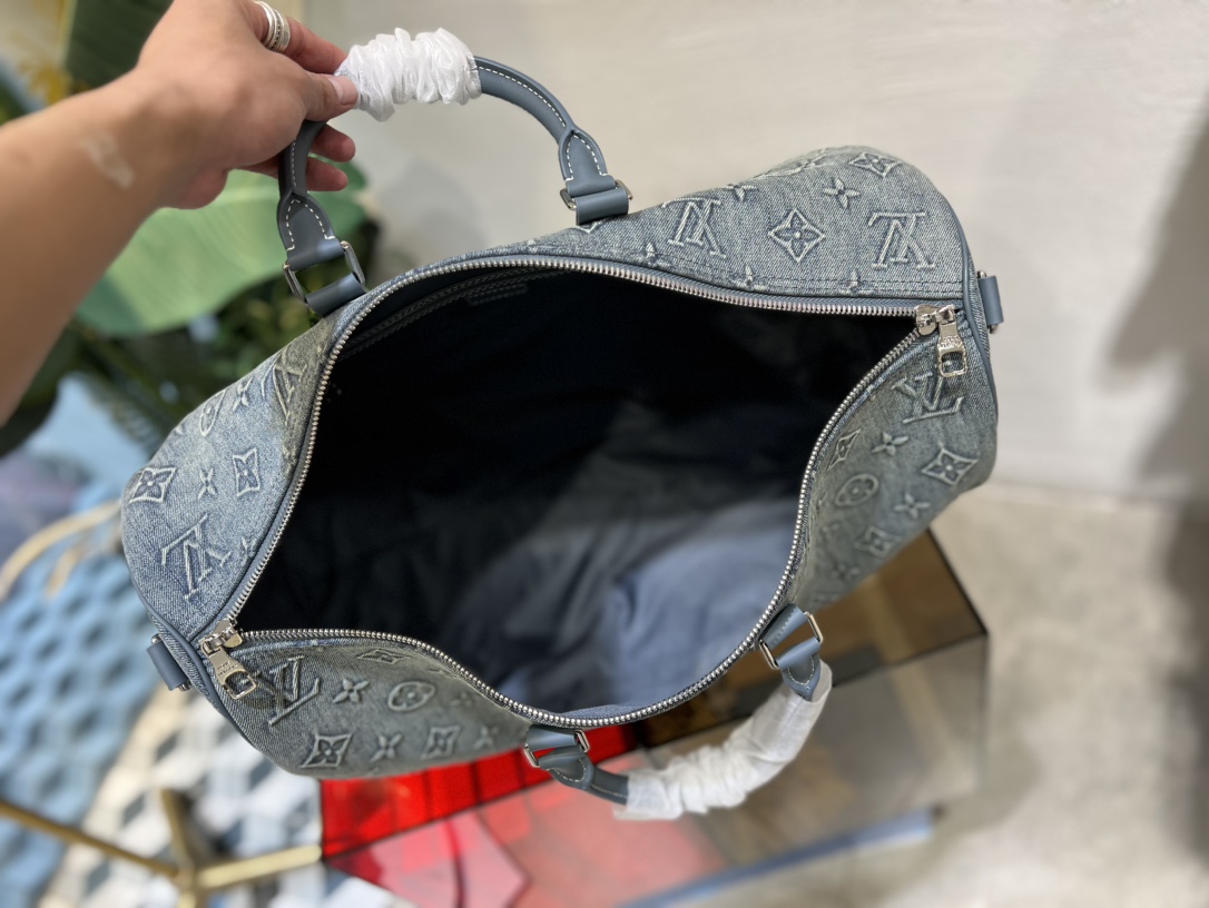 M22532 This Keepall Bandoulière 50 reimagines one of Louis Vuitton's - Bag 8