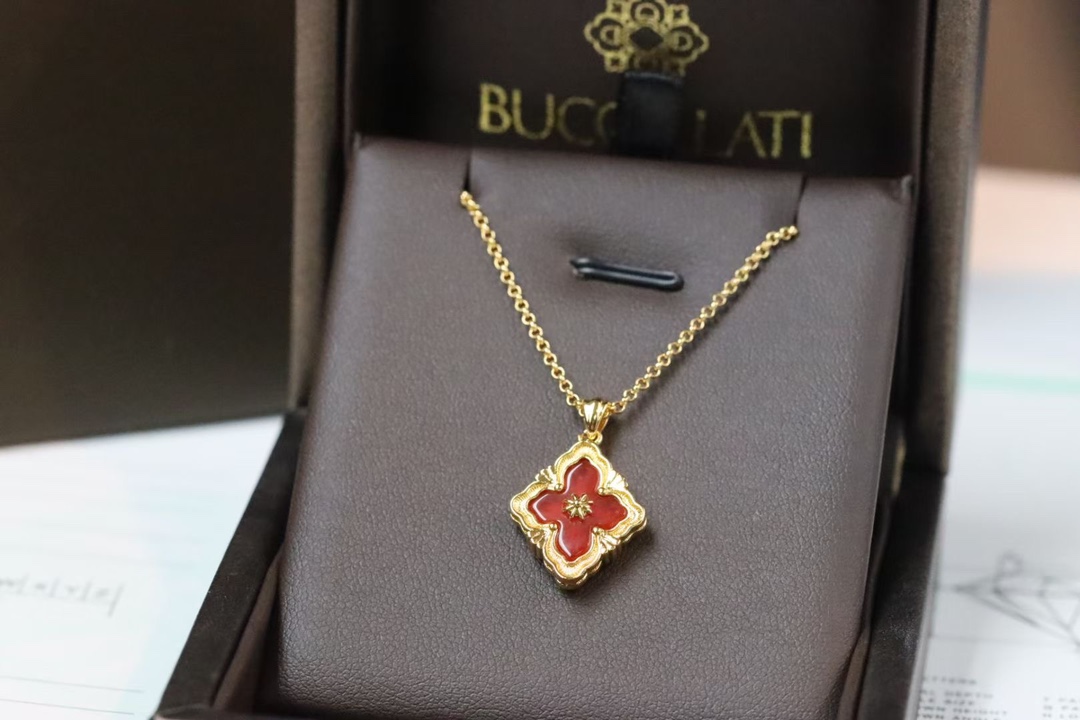 NO:104595,Mother's Day Gift Recommendations Bucilati Palace style four-leaf clover double-sided clavicle necklace Opera Tulle series works combine the iconic elements of Bucilati and colorful gems. The design draws on the outline of the dome of the Roman four fountain San Carlo's church, the rose window above the main entrance of Busca's castle, and the decorative pattern on the top of the column of the Doge of Venice's Doge. The chain length can be adjusted by 41cm-44cm (adjustable), Bucila, necklace19860909母亲节礼物推荐 布契拉提 宫廷风四叶草双面 锁骨项链 Opera Tulle系列作品,融合了布契拉提的标志性元素与彩色宝石,设计分别借鉴了罗马四喷泉圣卡罗教堂穹顶的轮廓、布斯卡的城堡主入口上方的玫瑰花窗、以及威尼斯总督宫柱顶的装饰图案. 链长可调节41cm-44cm（可调节）,布契拉,necklace,Jewelry