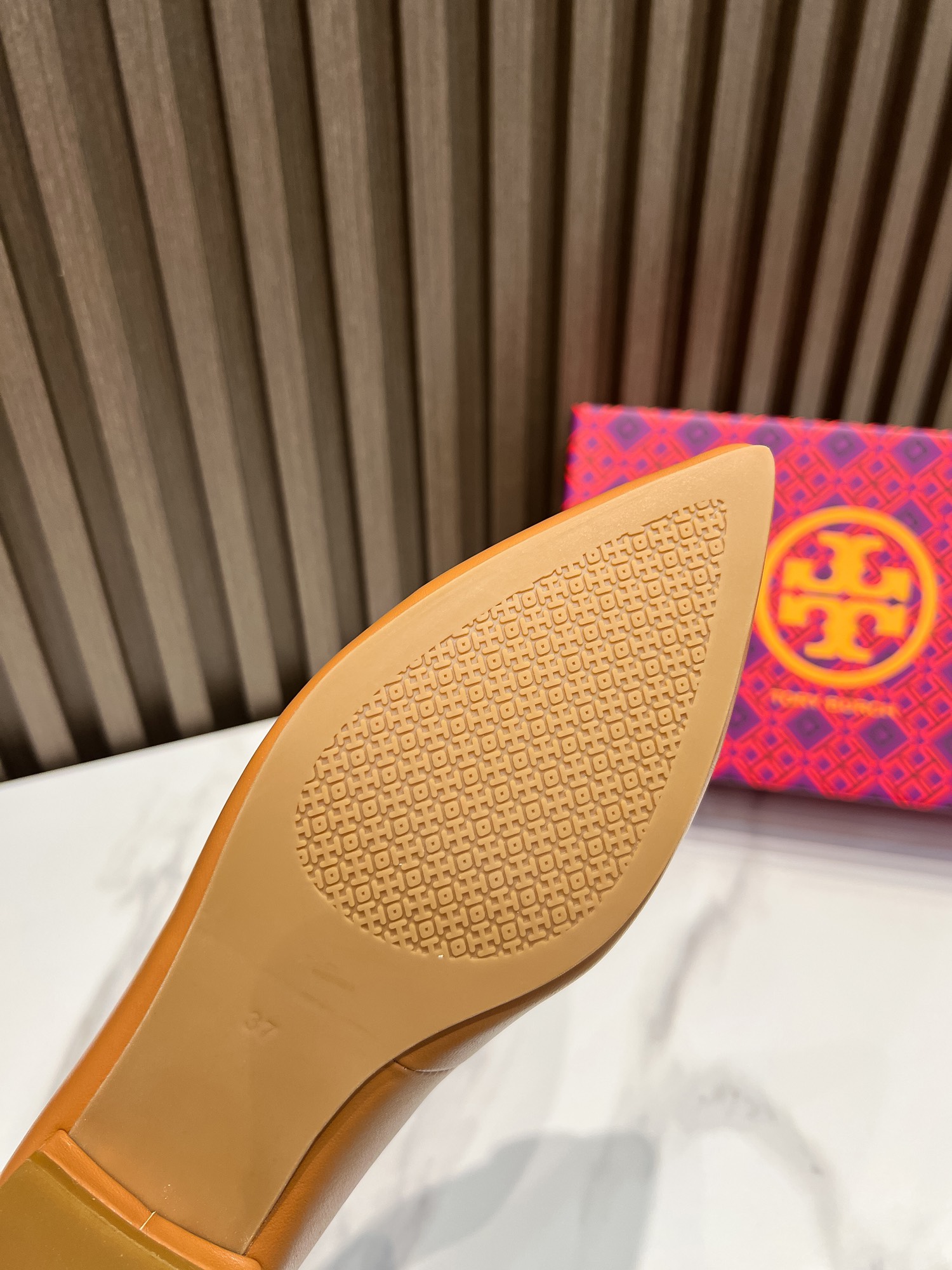 p200  汤丽柏琦Tory Burch ，全套包装加10元（配专柜原版布袋）
外贸订单新款跟鞋，单鞋，商务出行的最佳选择，跟高2.5cm,面料包跟，里外进口混种羊皮，古金金属扣，上脚超舒适，35一41码