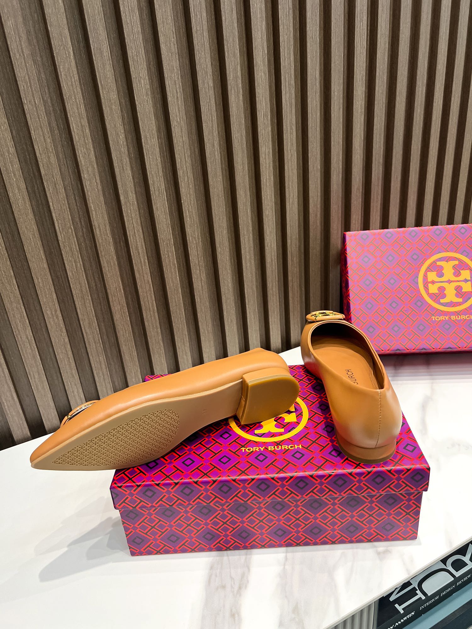 p200  汤丽柏琦Tory Burch ，全套包装加10元（配专柜原版布袋）
外贸订单新款跟鞋，单鞋，商务出行的最佳选择，跟高2.5cm,面料包跟，里外进口混种羊皮，古金金属扣，上脚超舒适，35一41码