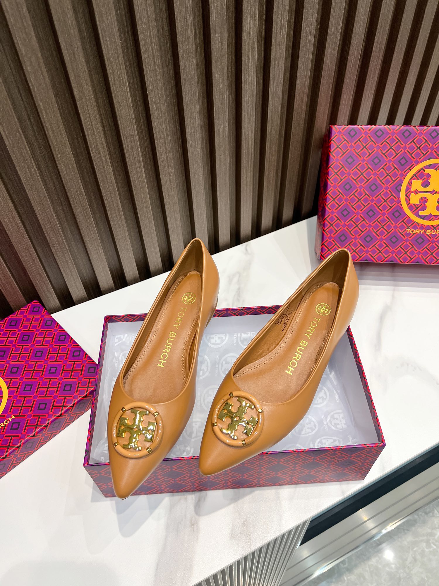 p200  汤丽柏琦Tory Burch ，全套包装加10元（配专柜原版布袋）
外贸订单新款跟鞋，单鞋，商务出行的最佳选择，跟高2.5cm,面料包跟，里外进口混种羊皮，古金金属扣，上脚超舒适，35一41码