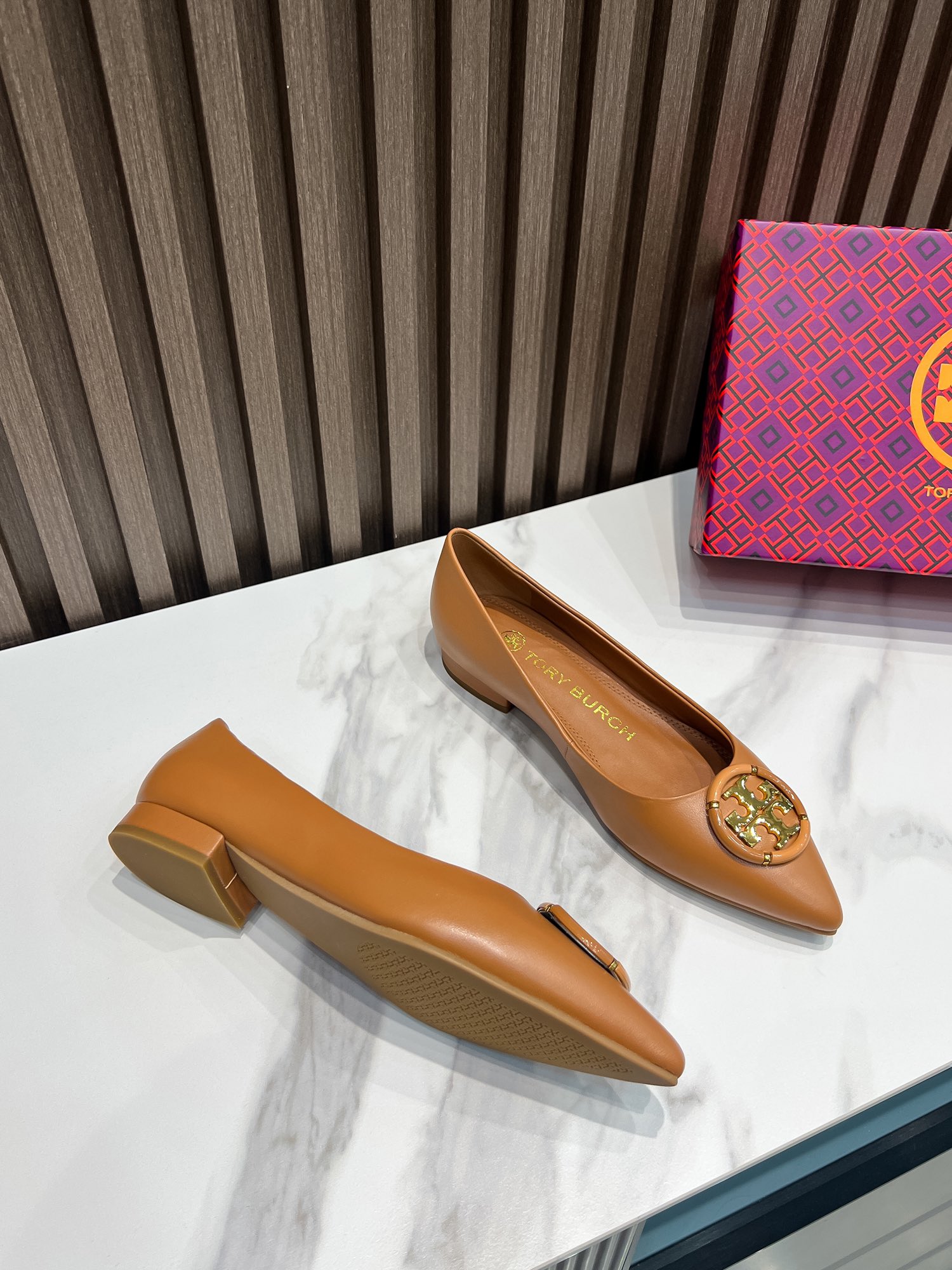 p200  汤丽柏琦Tory Burch ，全套包装加10元（配专柜原版布袋）
外贸订单新款跟鞋，单鞋，商务出行的最佳选择，跟高2.5cm,面料包跟，里外进口混种羊皮，古金金属扣，上脚超舒适，35一41码