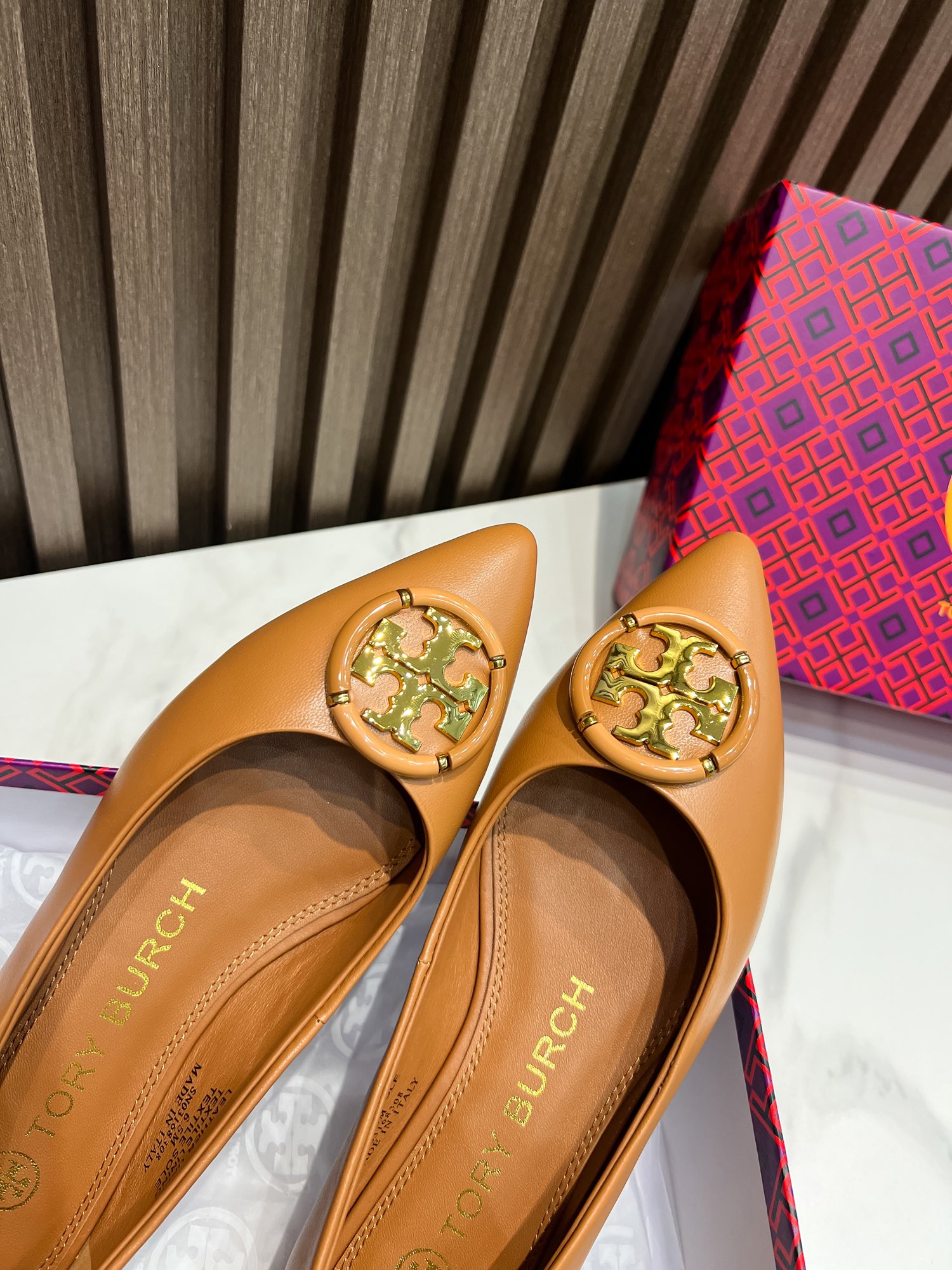 p200  汤丽柏琦Tory Burch ，全套包装加10元（配专柜原版布袋）
外贸订单新款跟鞋，单鞋，商务出行的最佳选择，跟高2.5cm,面料包跟，里外进口混种羊皮，古金金属扣，上脚超舒适，35一41码