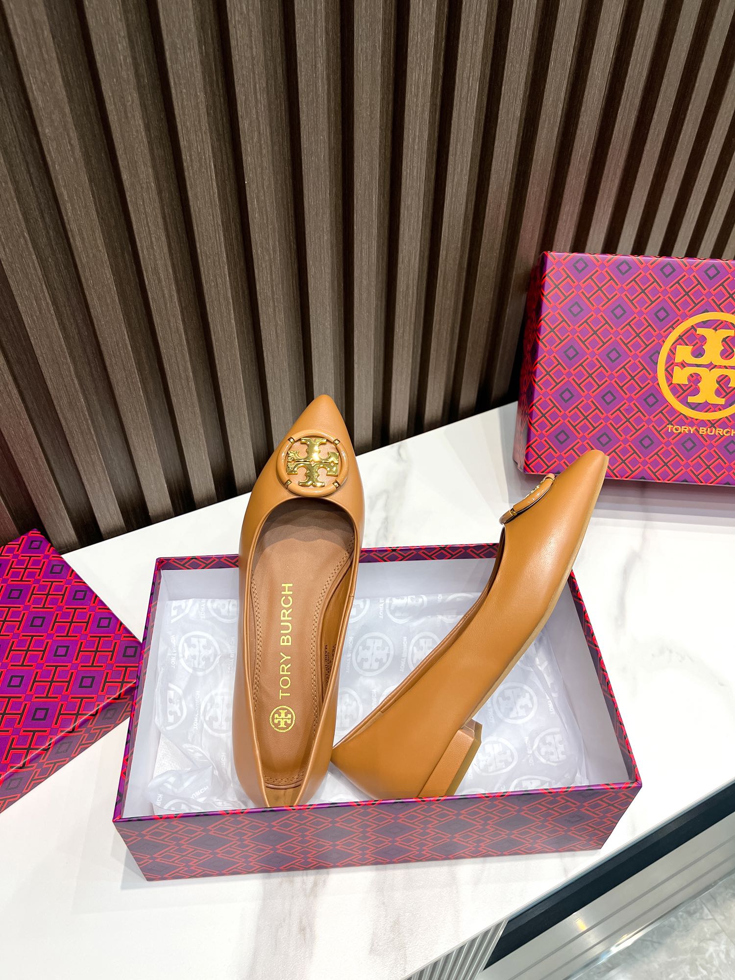 p200  汤丽柏琦Tory Burch ，全套包装加10元（配专柜原版布袋）
外贸订单新款跟鞋，单鞋，商务出行的最佳选择，跟高2.5cm,面料包跟，里外进口混种羊皮，古金金属扣，上脚超舒适，35一41码