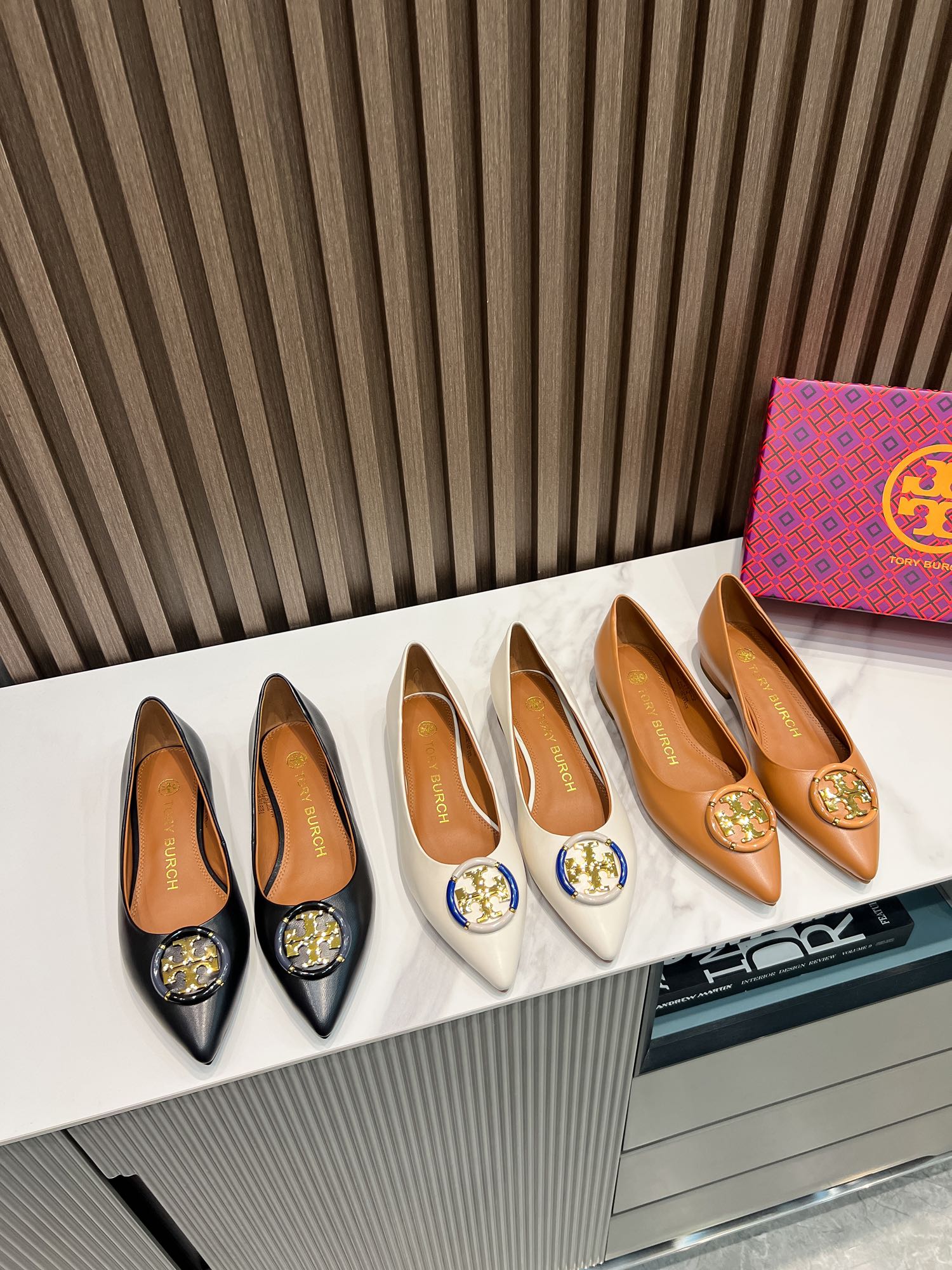 p200  汤丽柏琦Tory Burch ，全套包装加10元（配专柜原版布袋）
外贸订单新款跟鞋，单鞋，商务出行的最佳选择，跟高2.5cm,面料包跟，里外进口混种羊皮，古金金属扣，上脚超舒适，35一41码