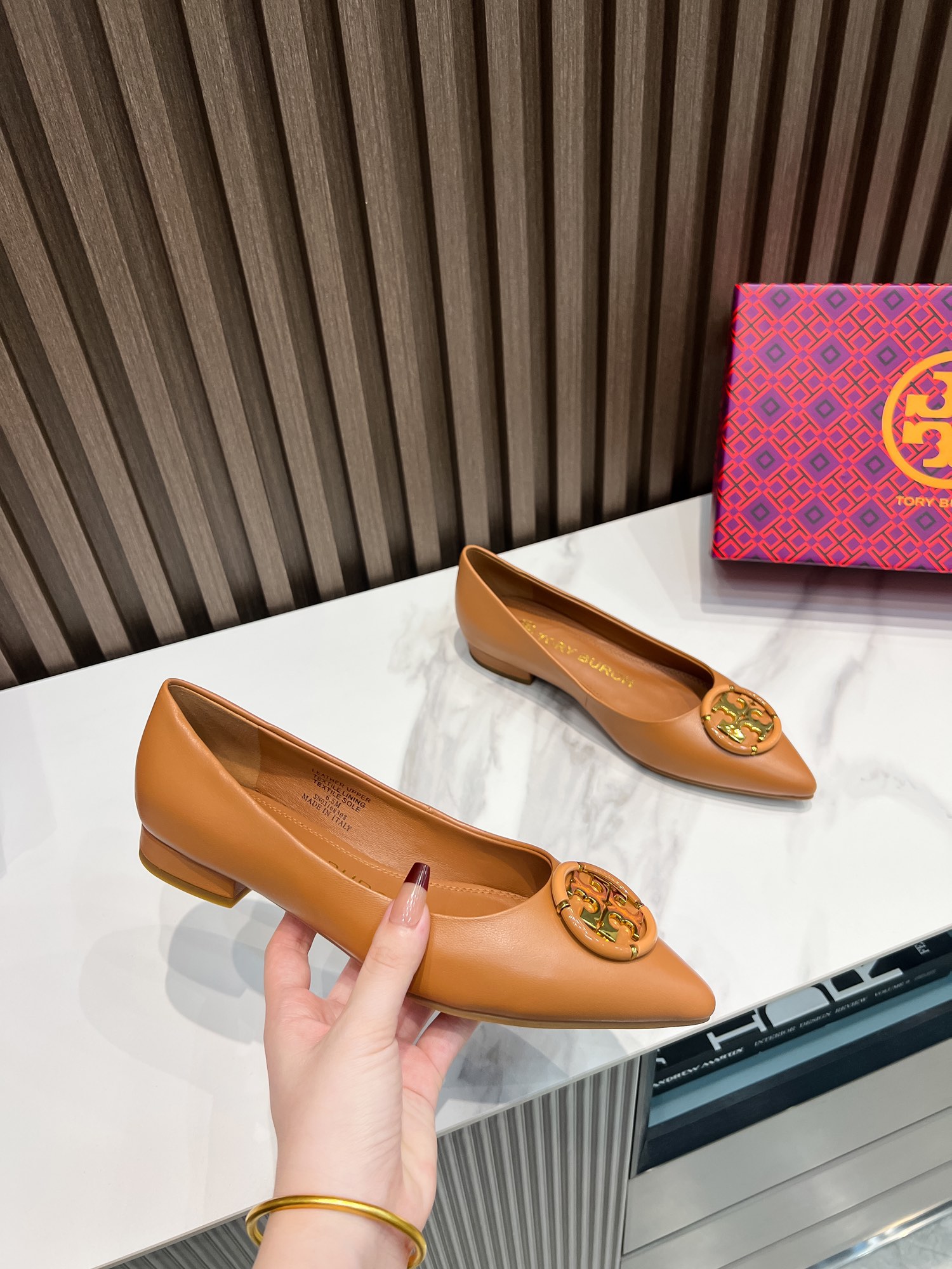 p200  汤丽柏琦Tory Burch ，全套包装加10元（配专柜原版布袋）
外贸订单新款跟鞋，单鞋，商务出行的最佳选择，跟高2.5cm,面料包跟，里外进口混种羊皮，古金金属扣，上脚超舒适，35一41码