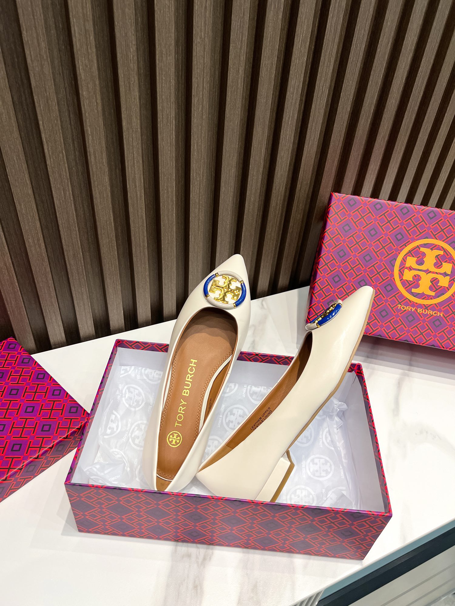 p200  汤丽柏琦Tory Burch ，全套包装加10元（配专柜原版布袋）
外贸订单新款跟鞋，单鞋，商务出行的最佳选择，跟高2.5cm,面料包跟，里外进口混种羊皮，古金金属扣，上脚超舒适，35一41码
