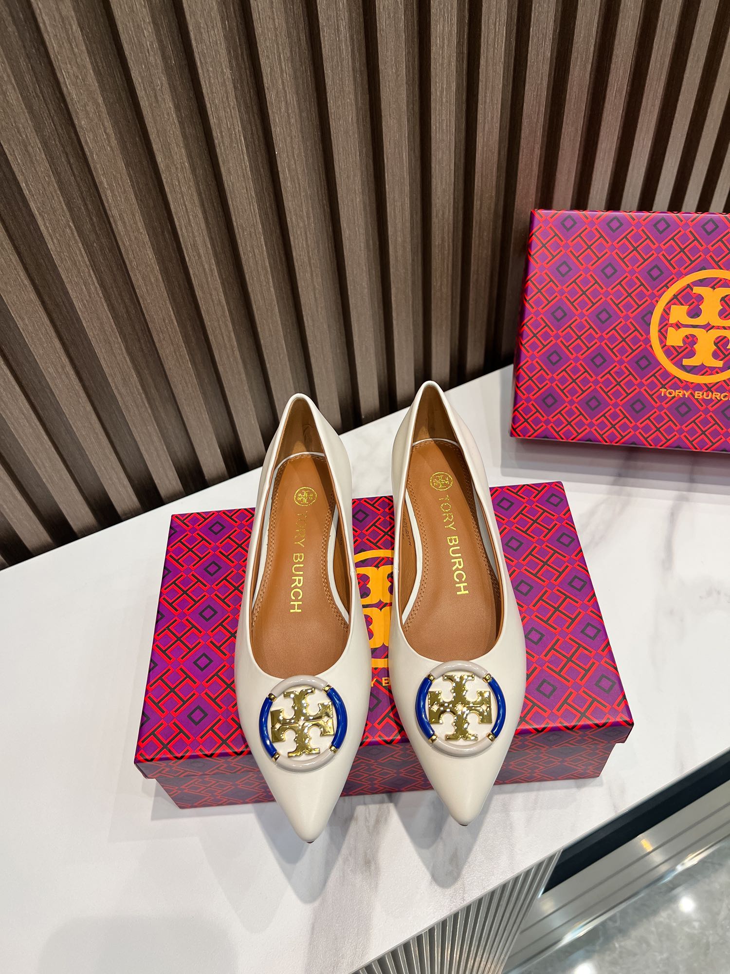 p200  汤丽柏琦Tory Burch ，全套包装加10元（配专柜原版布袋）
外贸订单新款跟鞋，单鞋，商务出行的最佳选择，跟高2.5cm,面料包跟，里外进口混种羊皮，古金金属扣，上脚超舒适，35一41码